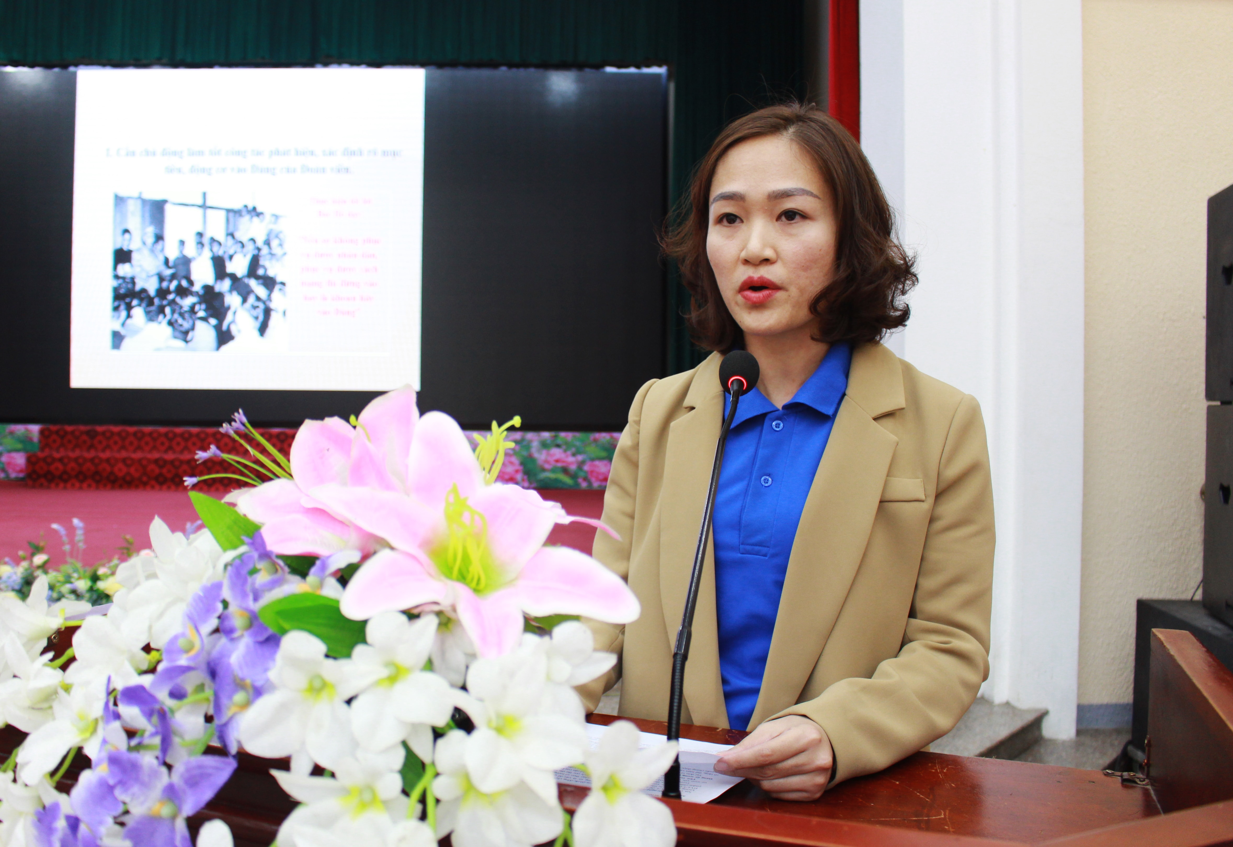 Phó Bí thư Chi đoàn Ngân hàng nhà nước Trần Thị Hải Châu với bài tham luận về giải pháp thực hiện hiệu quả cuộc vận động 