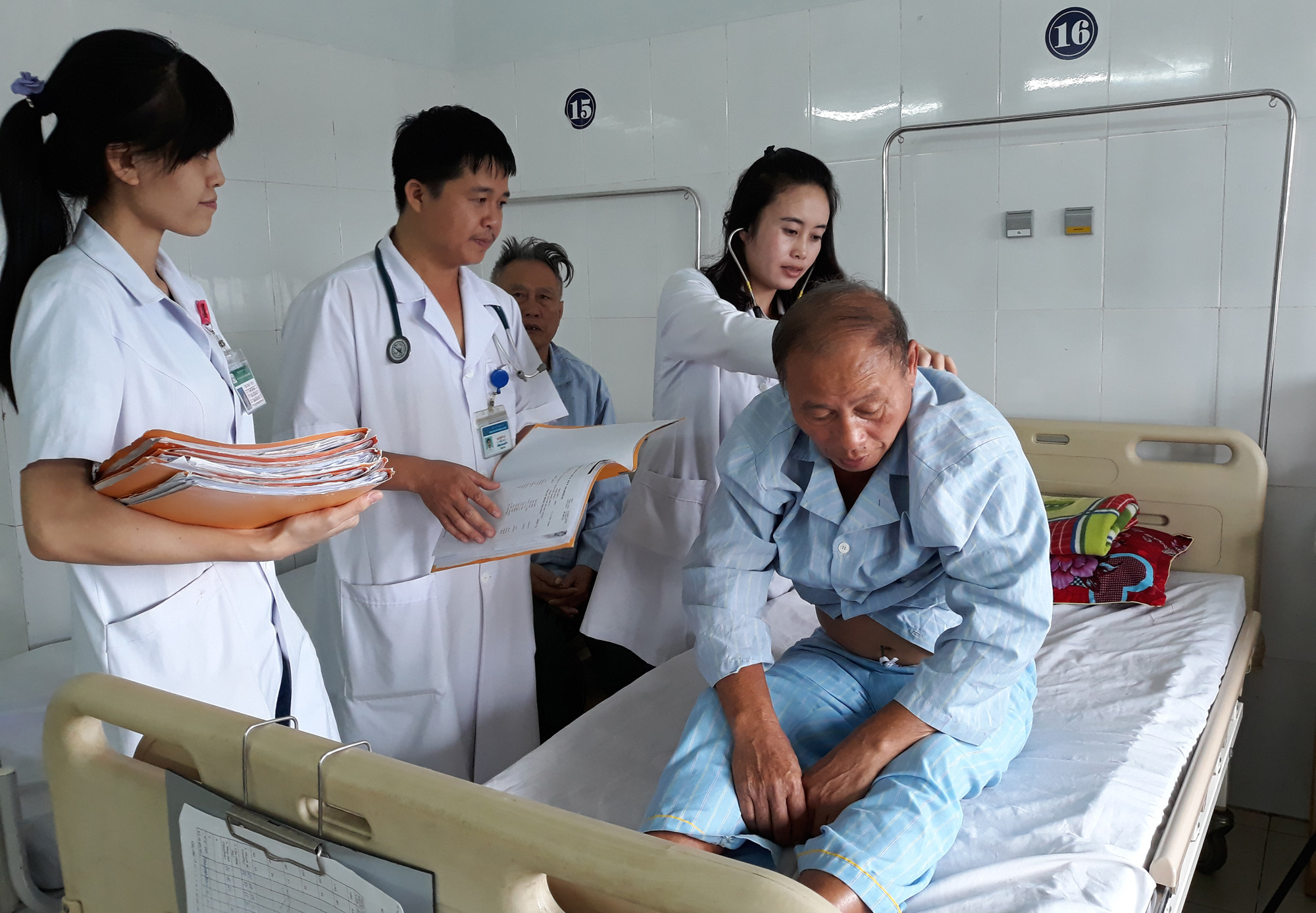 Các bác sĩ ở Nghệ An điều trị cho bệnh nhân tỉnh Xiêng Khoảng. Ảnh: Thành Chung
