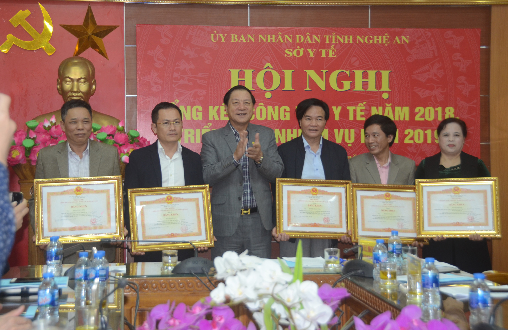 Đồng chí Lê Minh Thông trao Bằng khen của Thủ tướng Chính Phủ cho 8 bác sĩ tỉnh Nghệ An. Ảnh: Thành Chung