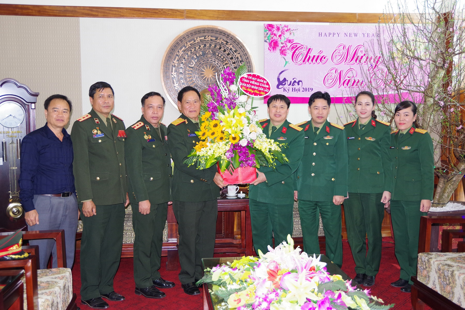 Thiếu tướng Bun Ma Vông Đa La Sẻn, Ủy viên BTV Tỉnh ủy, Chính ủy Bộ CHQS tỉnh VIêng Chăn tặng quà chúc tết Bộ CHQS tỉnh Nghệ An