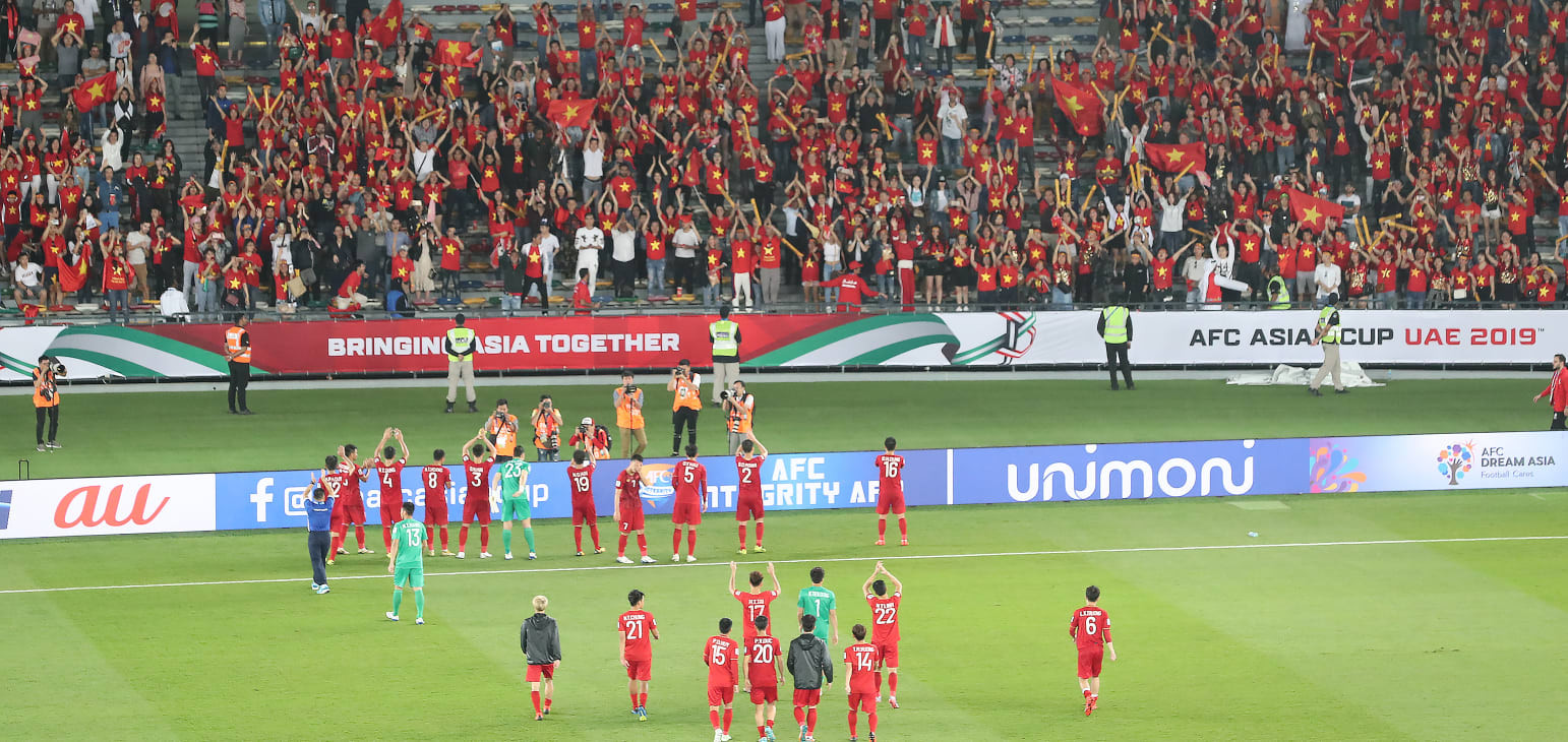 Tuyển Việt Nam thất bại trước Nhật Bản trong trận tứ kết Asian Cup 2019, nhưng màn trình diễn của thủ thành Đặng Văn Lâm xứng đáng nhận được những lời khen ngợi.