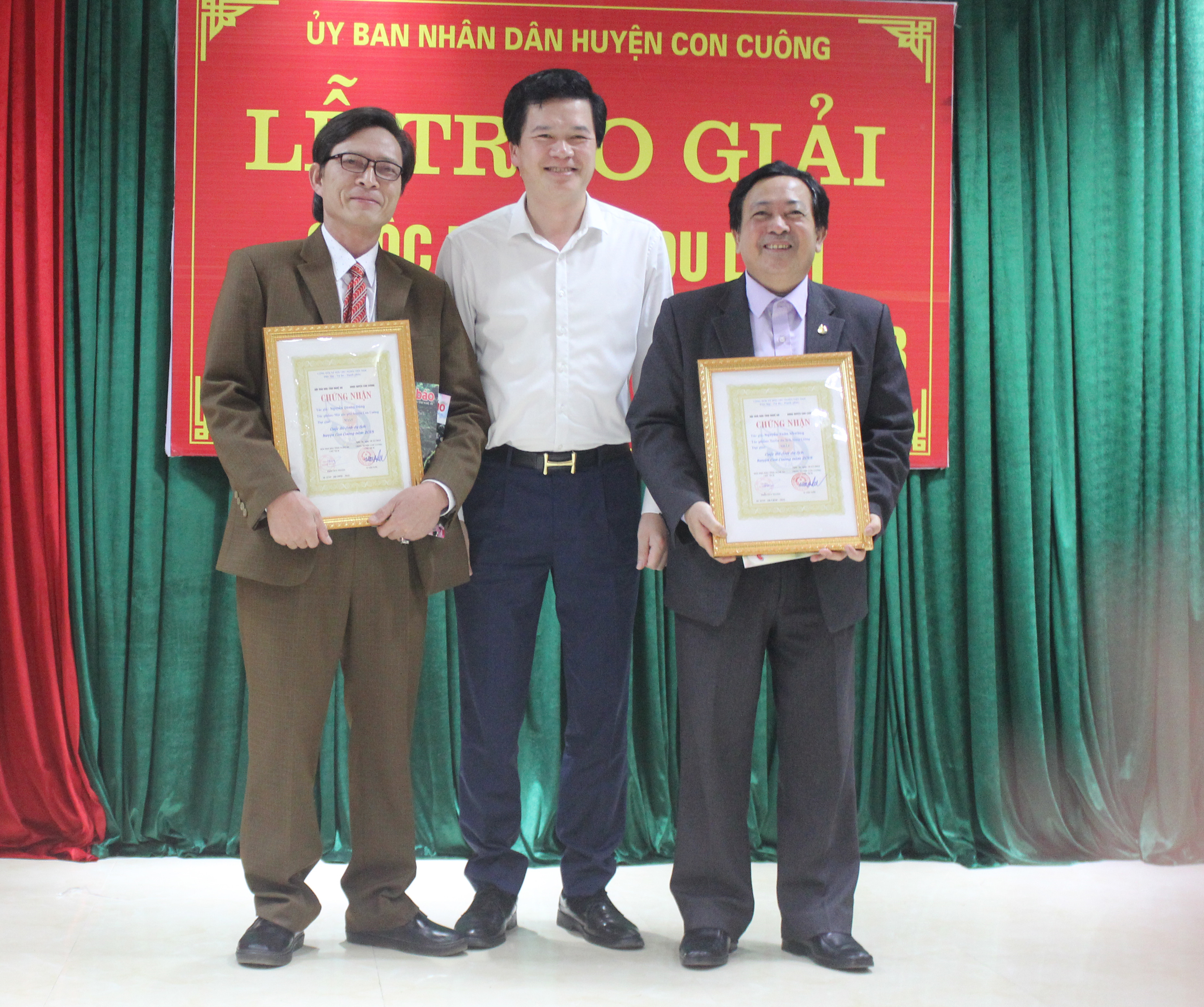 Lãnh đạo huyện Con Cuông khen thưởng cho các cá nhân có thành tích xuất sắc trong phát động Cuộc thi ảnh du lịch huyện Con Cuông năm 2019. Ảnh: Tường Vi