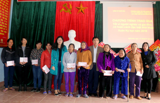 Trường Chính trị tỉnh trao quà cho hộ nghèo xã Nghĩa Mai. Ảnh: Đức Anh