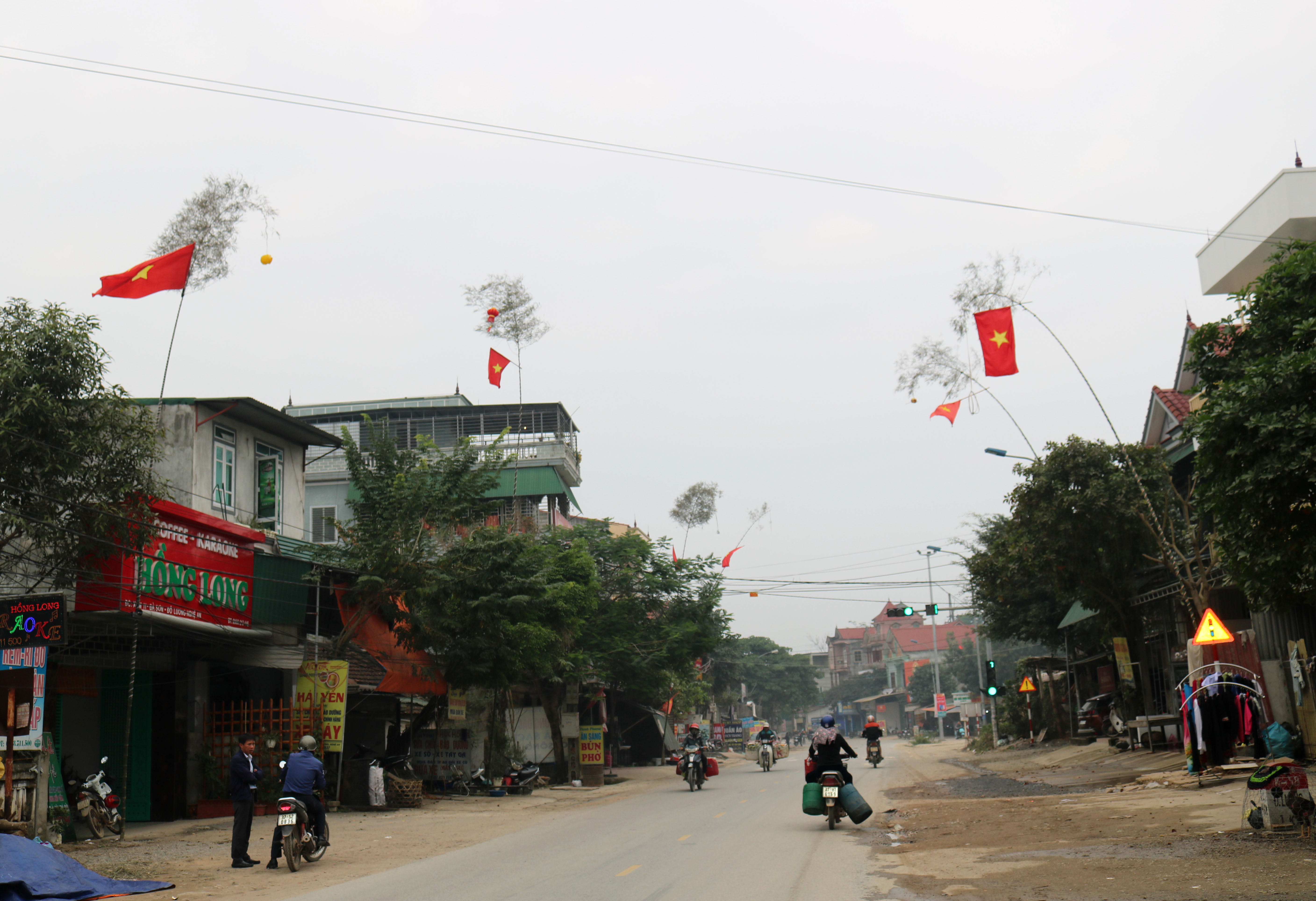 Ngày này, đi giữa quốc lộ 7, đoạn qua huyện Đô Lương đã thấy rộn ràng không khí Tết,  hai bên đường nhà nhà thi nhau dựng cây nêu đón Tết.