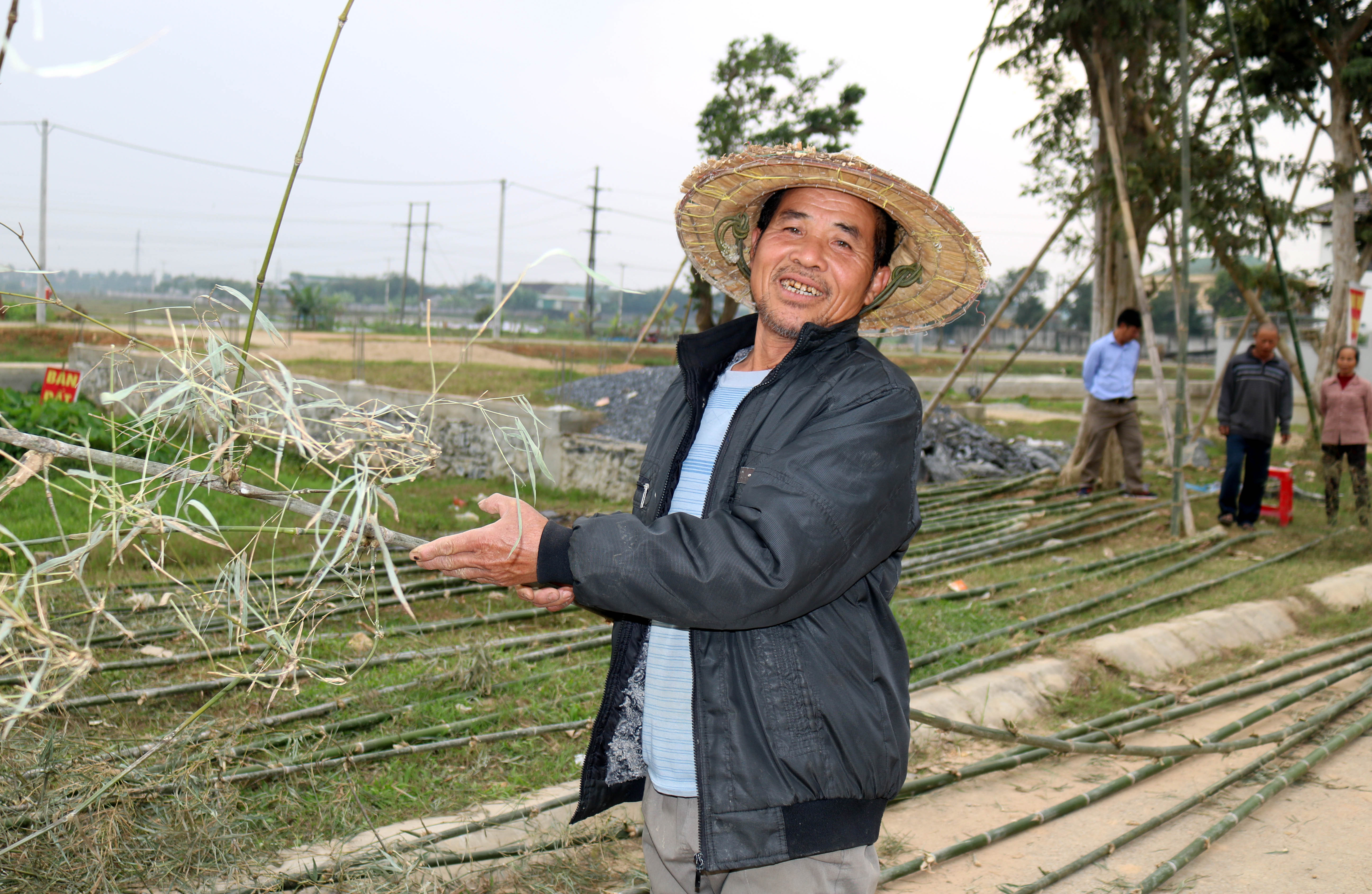Một người dân xã Yên Sơn phấn khởi khi chọn được tre vừa ý để làm nêu. Theo những người cao tuổi ở đây, cây tre để làm nêu đẹp là cây cao, thân thẳng, cong ở phía ngọn