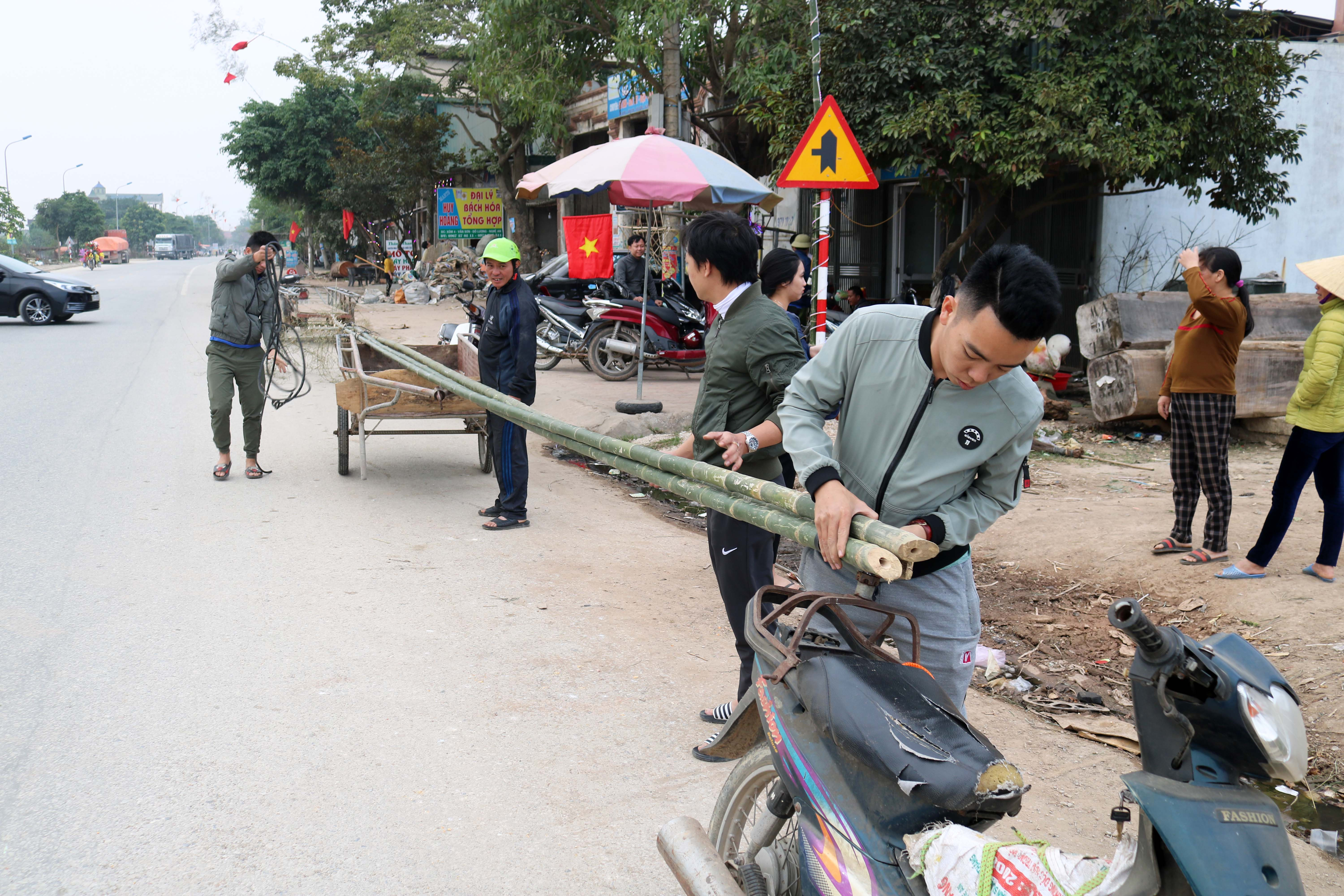Người dân xã Thịnh Sơn mang xe kéo đi mua cây nêu ở xã Văn Sơn.