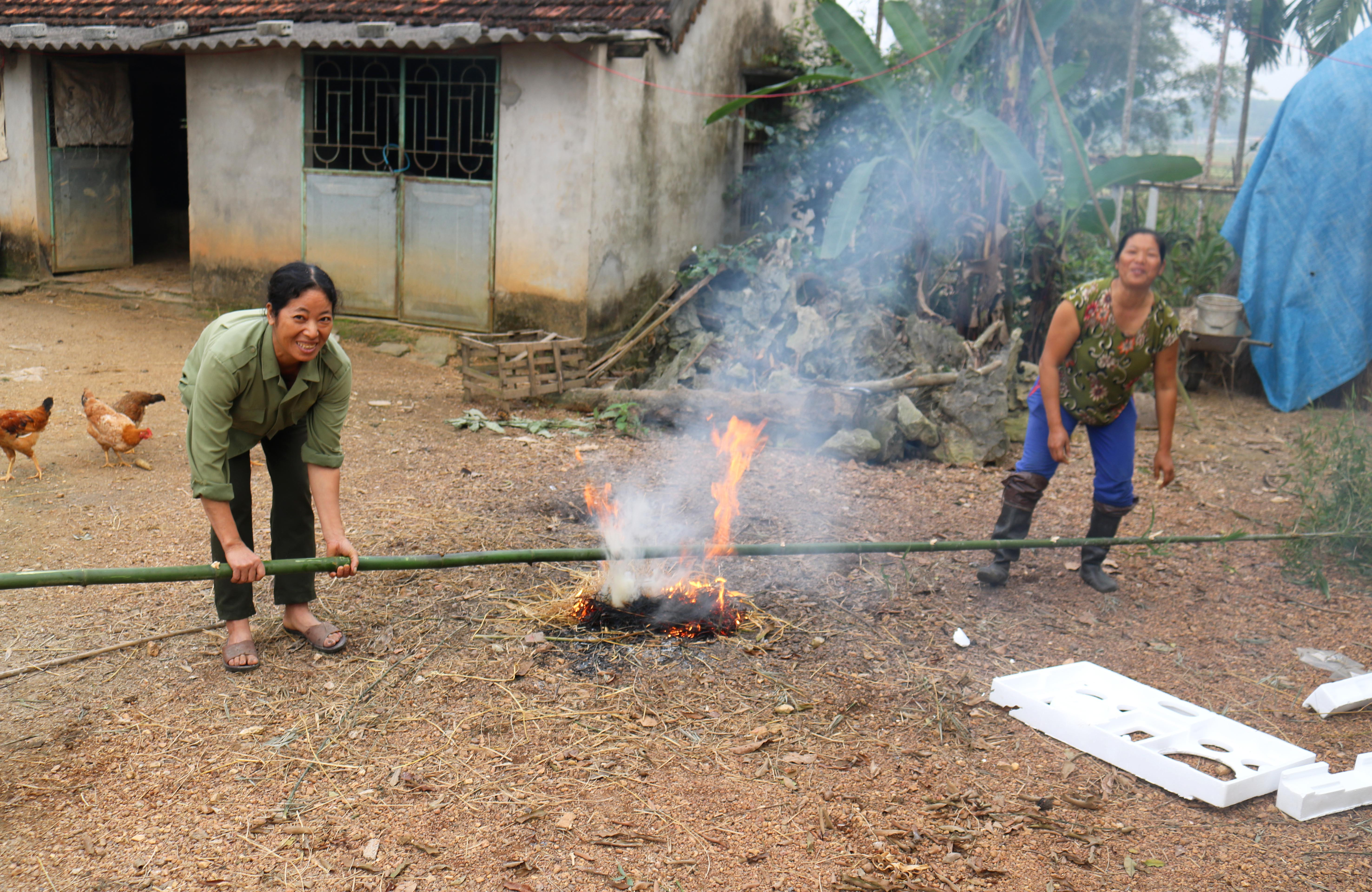 Nếu gặp phải cây nêu bị cong, người dân thường đốt lửa hơ và uốn để làm thẳng.Trong ảnh: Hai người phữ ở xã Bài Sơn, huyện Đô Lương đang hơ cây nêu.