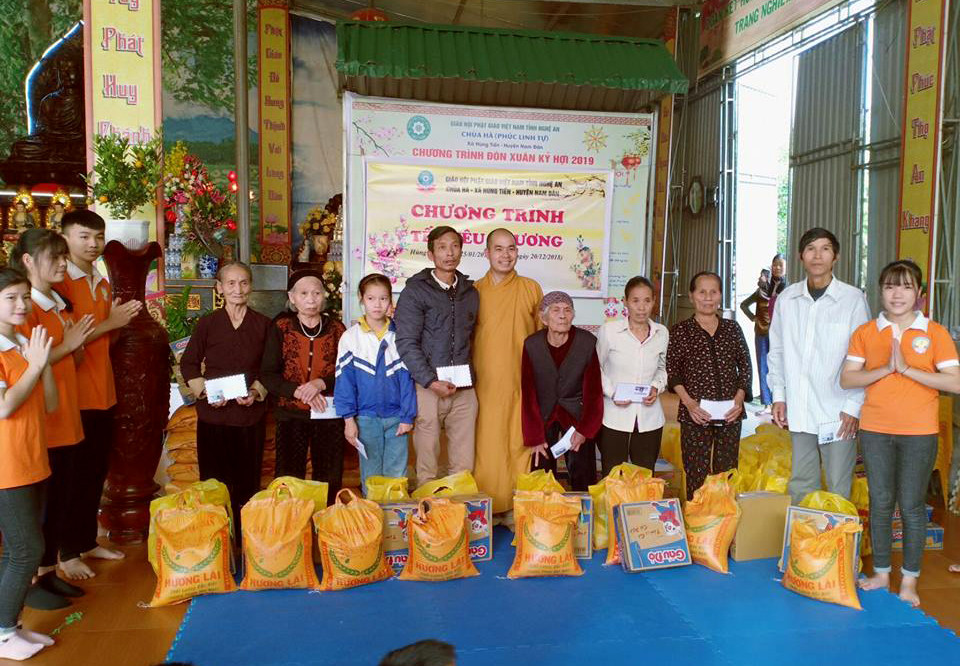 Nhà chùa trao quà cho người nghèo ở xã Hùng Tiến