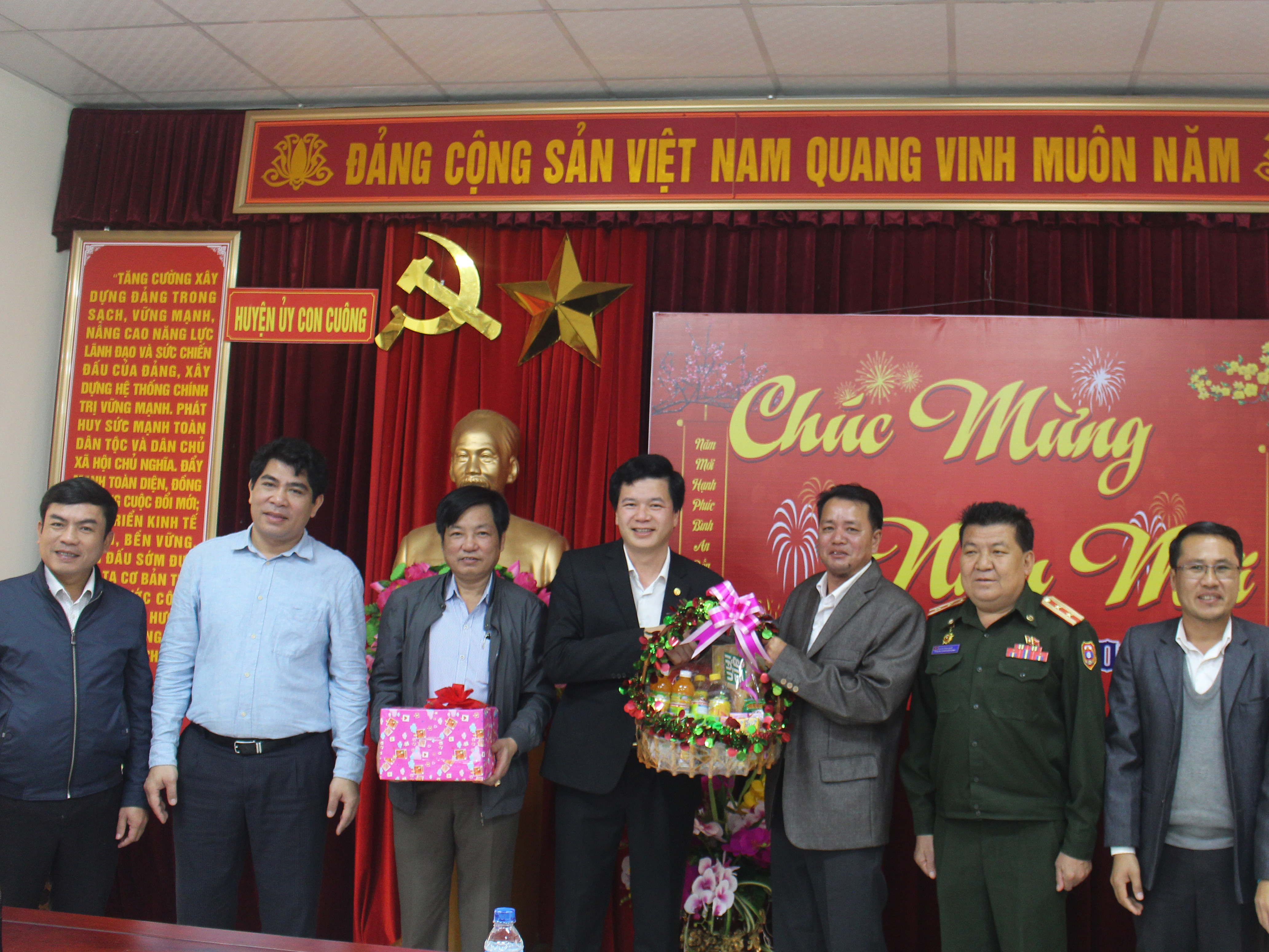 Ảnh Lãnh đạo huyện Xay Chăm Pon chúc têt huyện Con Cuông