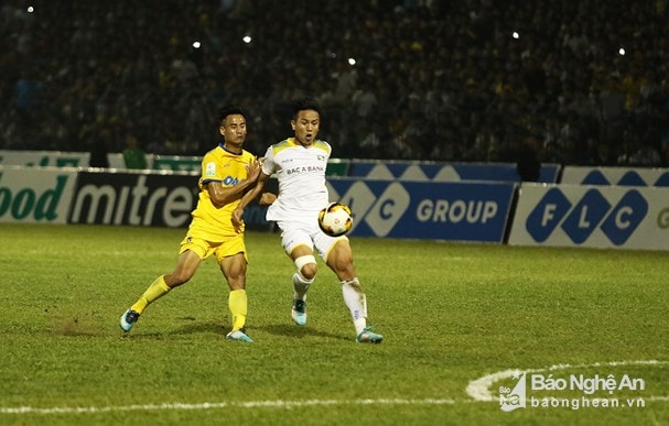 Trận đấu lượt đi tại V.League 2018 giữa FLC Thanh Hóa và SLNA. Ảnh tư liệu.