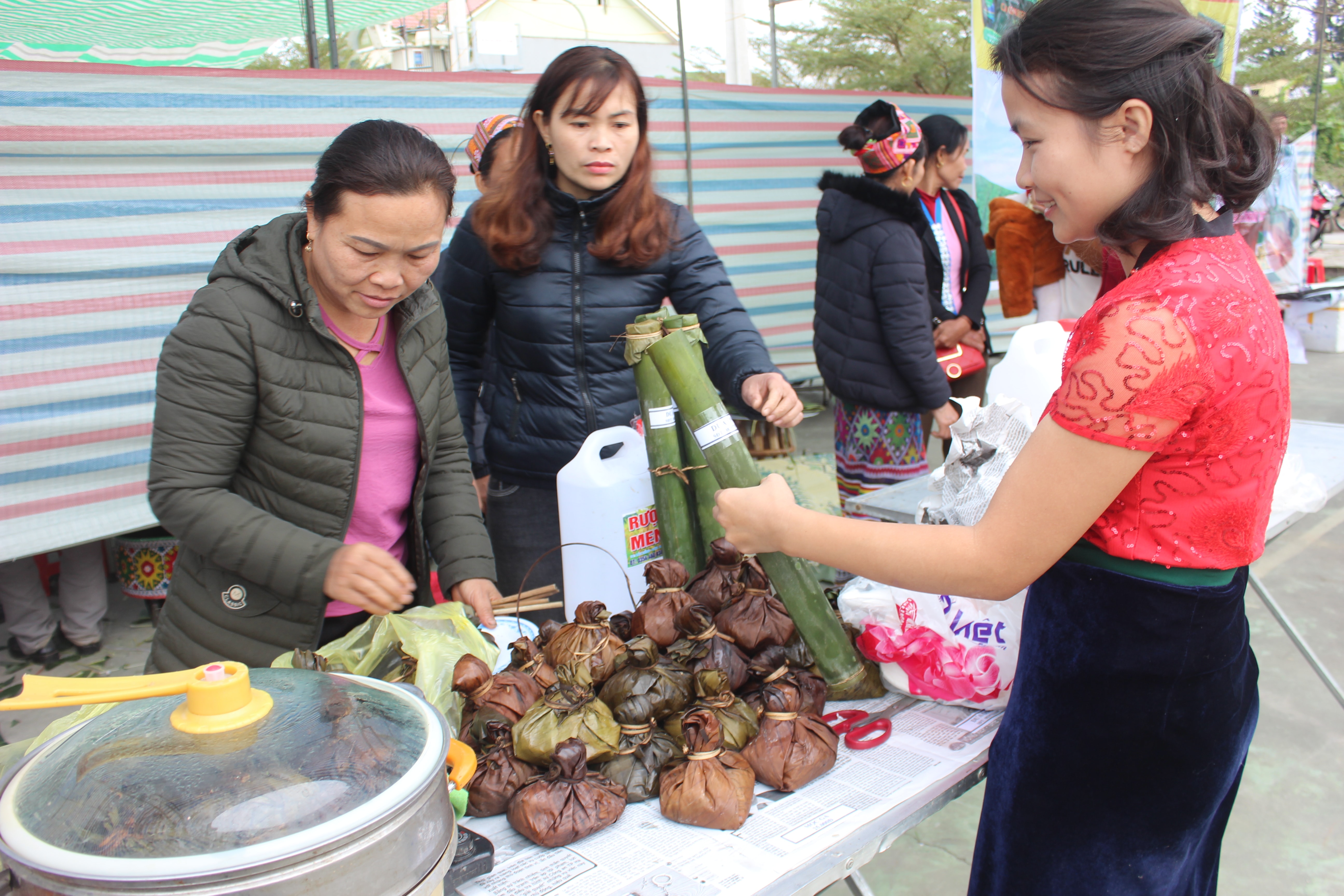 Món mọc và rau cải muối ống của đồng bào Thái của bà con xã Đôn Phục được nhiều người tiêu dùng ưa thích. Ảnh: Tường Vi