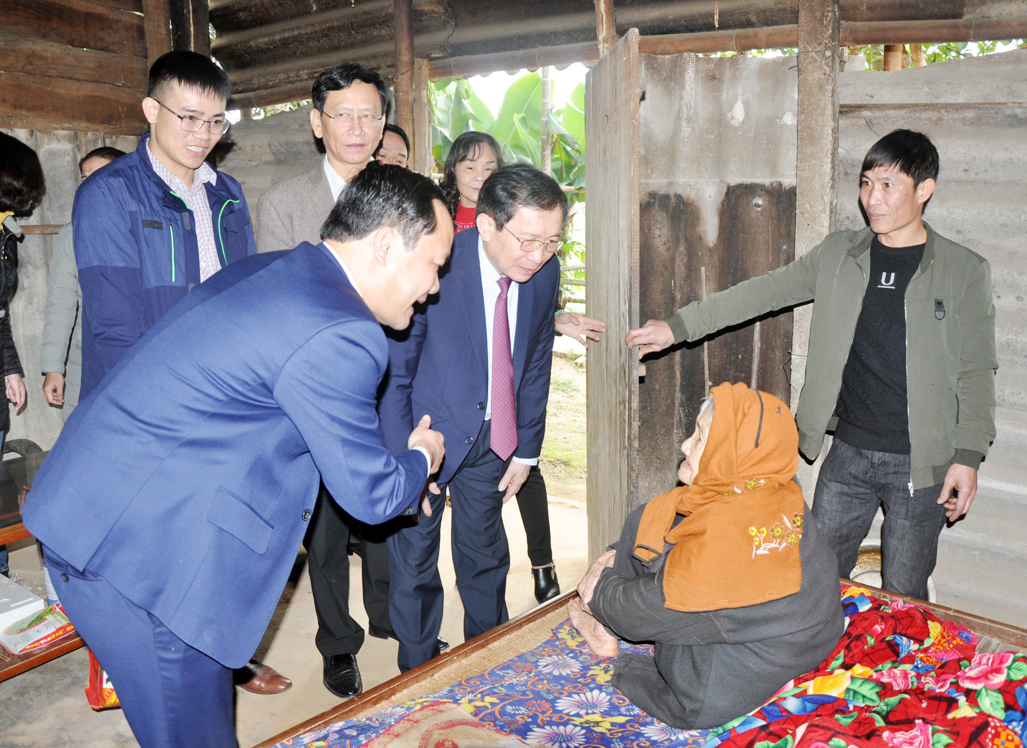 Đồng chí Đinh Viết Hồng - Ủy viên BCH Đảng bộ tỉnh, Phó Chủ tịch UBND tỉnh thăm