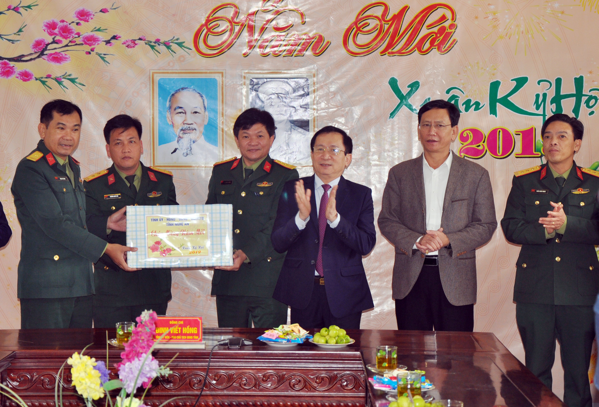 đồng chí Đinh Viết Hồng - Ủy viên BCH Đảng bộ tỉnh, Phó Chủ tịch UBND tỉnh thăm