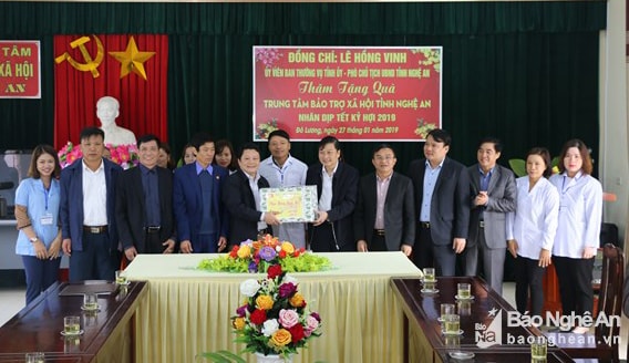 Đồng chí Lê Hồng Vinh chúc Tết cán bộ, nhân viên Trung tâm Bảo trợ xã hội tỉnh Nghệ An. Ảnh: Hữu Hoàn