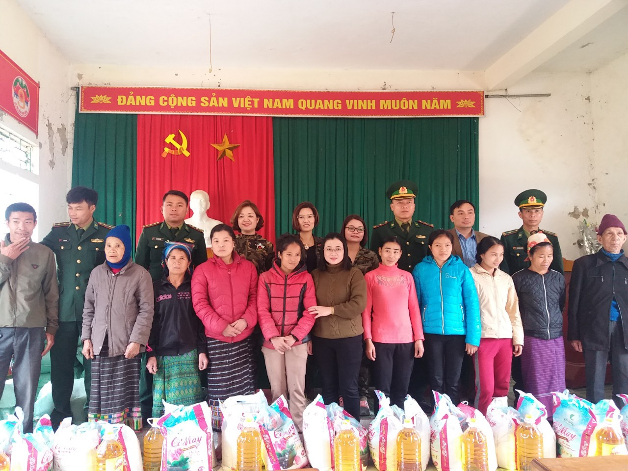 Tặng quà Tết cho các hộ nghèo bản Mường Phú, xã Thông Thụ, huyện Quế Phong. Ảnh: Phương Linh
