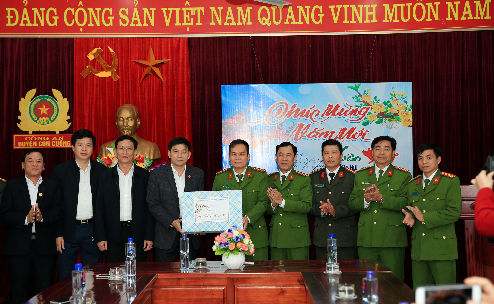 Đoàn lãnh đạo tỉnh chúc tết tại Công an huyện Con Cuông. Ảnh: Hồ Phương