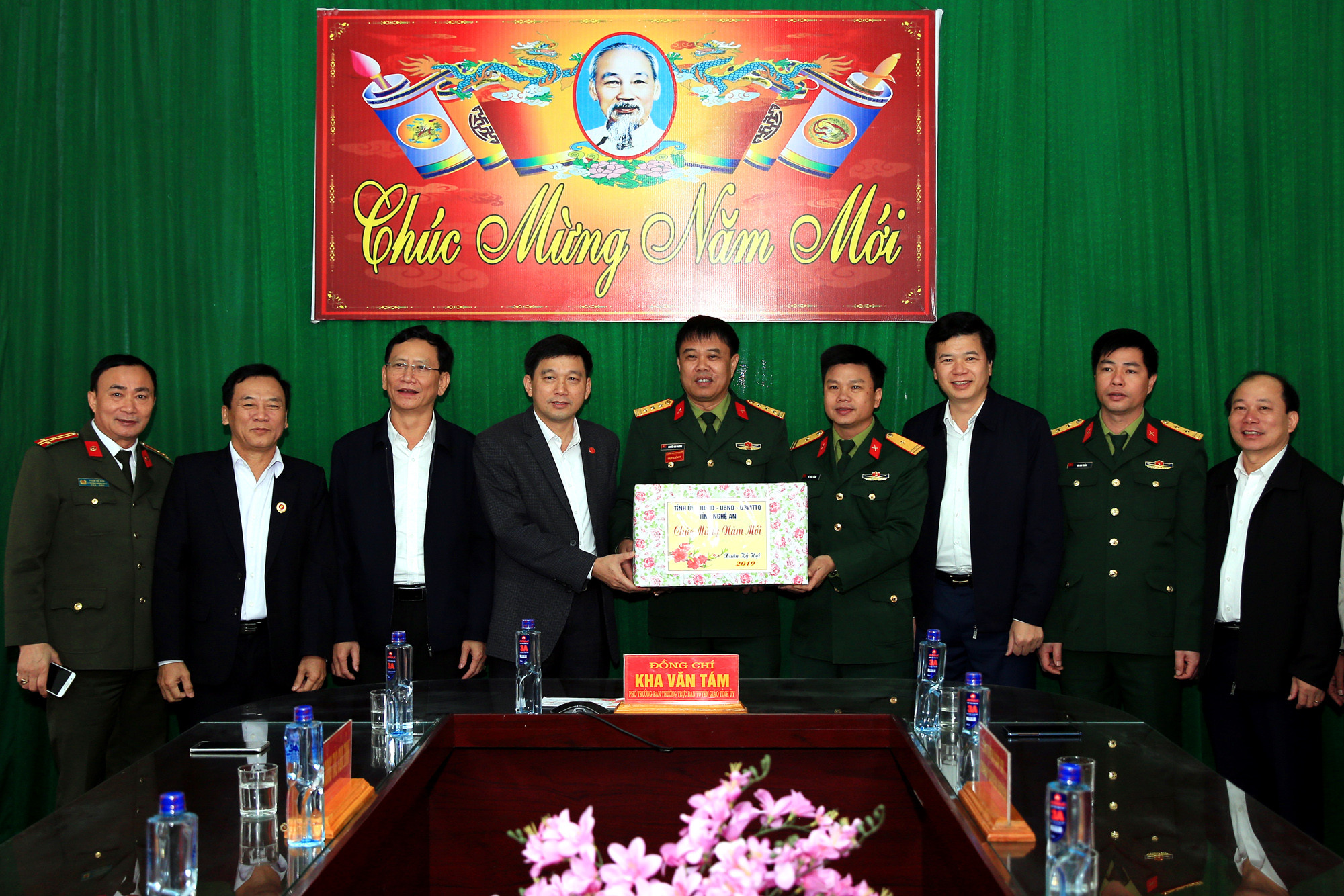 Chúc tết và trao quà tại Ban chỉ huy Quân sự huyện Con Cuông. Ảnh: Hồ Phương.