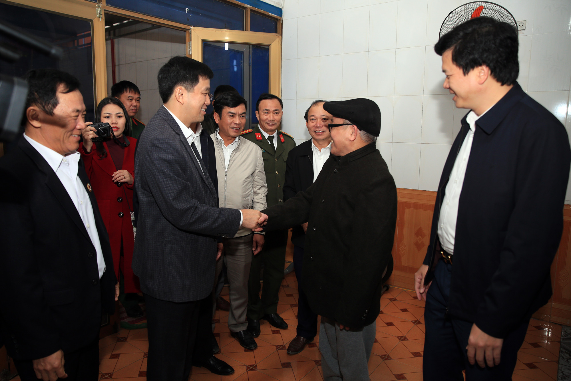 Đoàn lãnh đạo tỉnh thăm và chúc tết gia đình anh hùng lao động Nguyễn Ngọc Lài. Ảnh: Hồ Phương