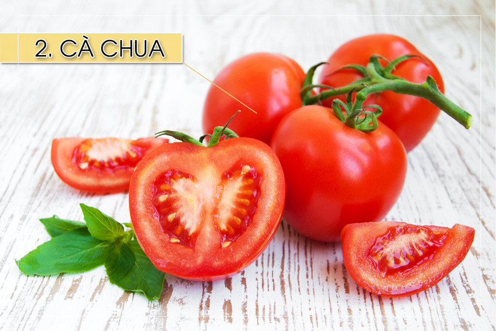 Cà chua chứa nhiều lycopene và vitamin C, các chất này sẽ giúp bạn có được làn da trăng mịn, lại mang lại hiệu quả cho việc giảm cân. Sinh tố, nước ép, canh cà chua, cà chua nhồi thịt,… có tác dụng ngăn ngừa cảm giác thèm ăn, lại giúp giảm béo nhanh chóng.