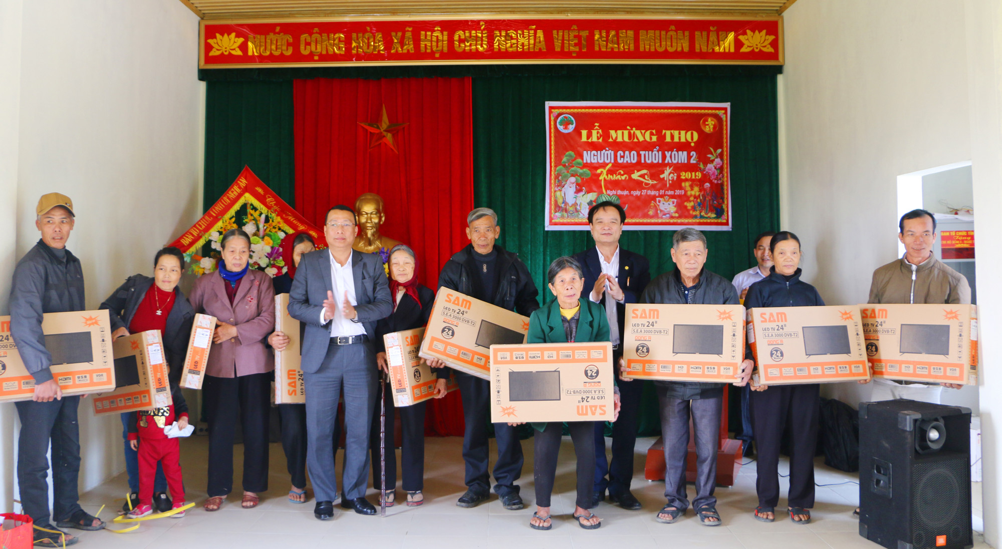 Đồng chí Hồ Phúc Hợp - Trưởng Ban Tổ chức Tỉnh ủy trao 10 chiếc Ti vi cho 10 hộ giáo dân nghèo xóm 2, xã Nghi Thuận. Ảnh: Nguyễn Hải
