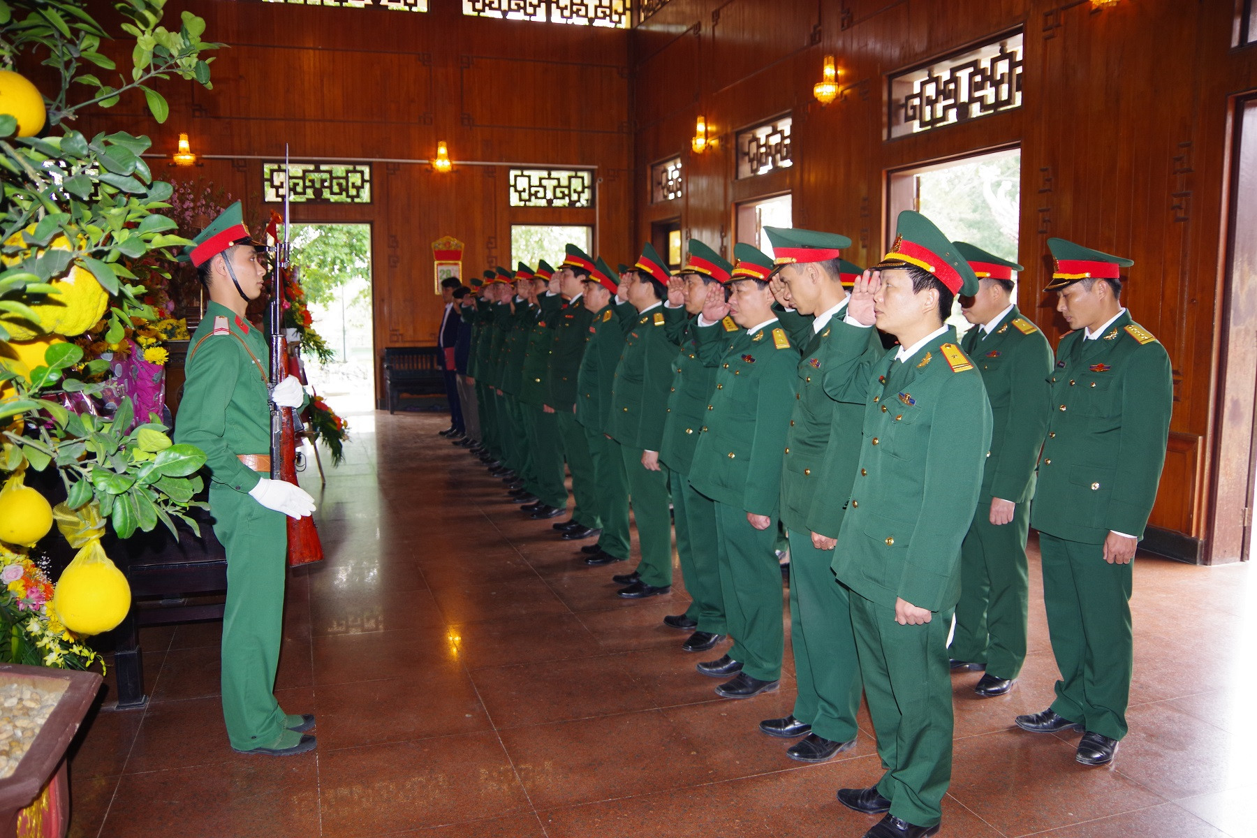 Cán bộ, chiến sỹ Bộ CHQS tỉnh thành kính tưởng nhớ công lao Chủ tịch Hồ Chí Minh. Ảnh: Trọng Kiên 