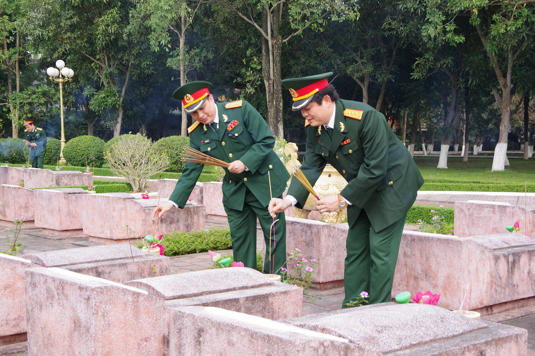 Thủ trưởng và cán bộ, chiến sỹ Bộ CHQS tỉnh thắp hương lên phần mộ các anh hùng, liệt sỹ tại Nghĩa trang liệt sỹ Thành phố Vinh. Ảnh: Quang Phong