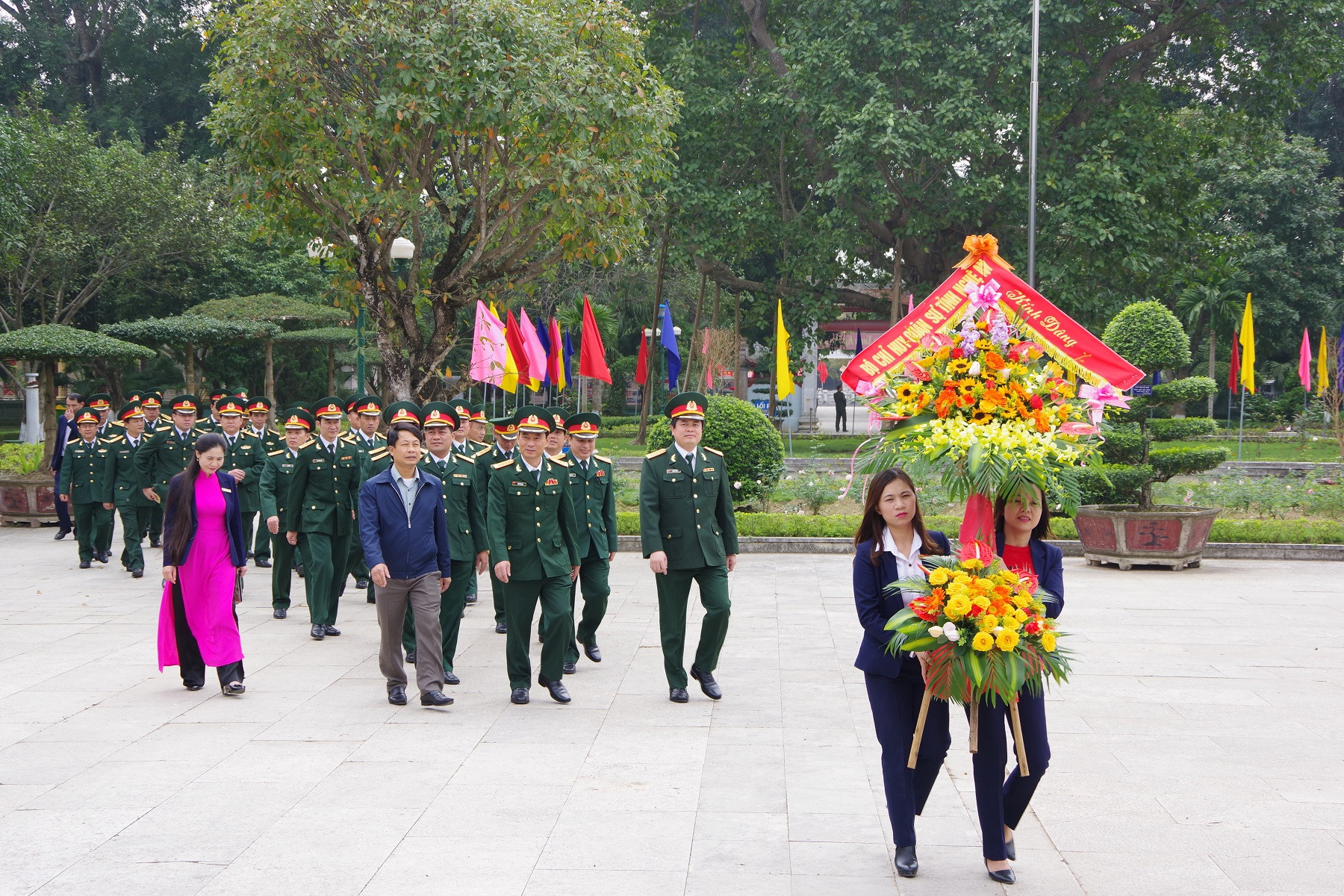 Đoàn đại biểu Đảng ủy - Bộ CHQS tỉnh Nghệ An dâng hoa, dâng hương Chủ tịch Hồ Chí Minh tại Khu di tích Quốc gia đặc biệt Kim Liên (Nam Đàn). Ảnh: Quang Phong 