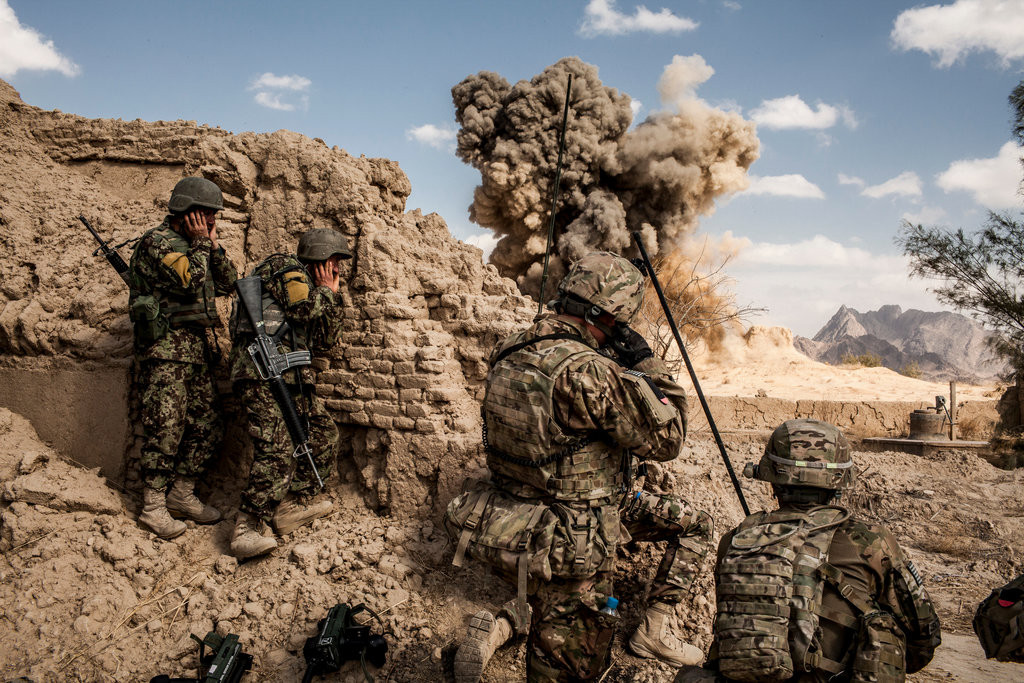 Binh sĩ Afghanistan (trái) và lính Mỹ phối hợp tấn công Taliban năm 2013. Ảnh: New York Times