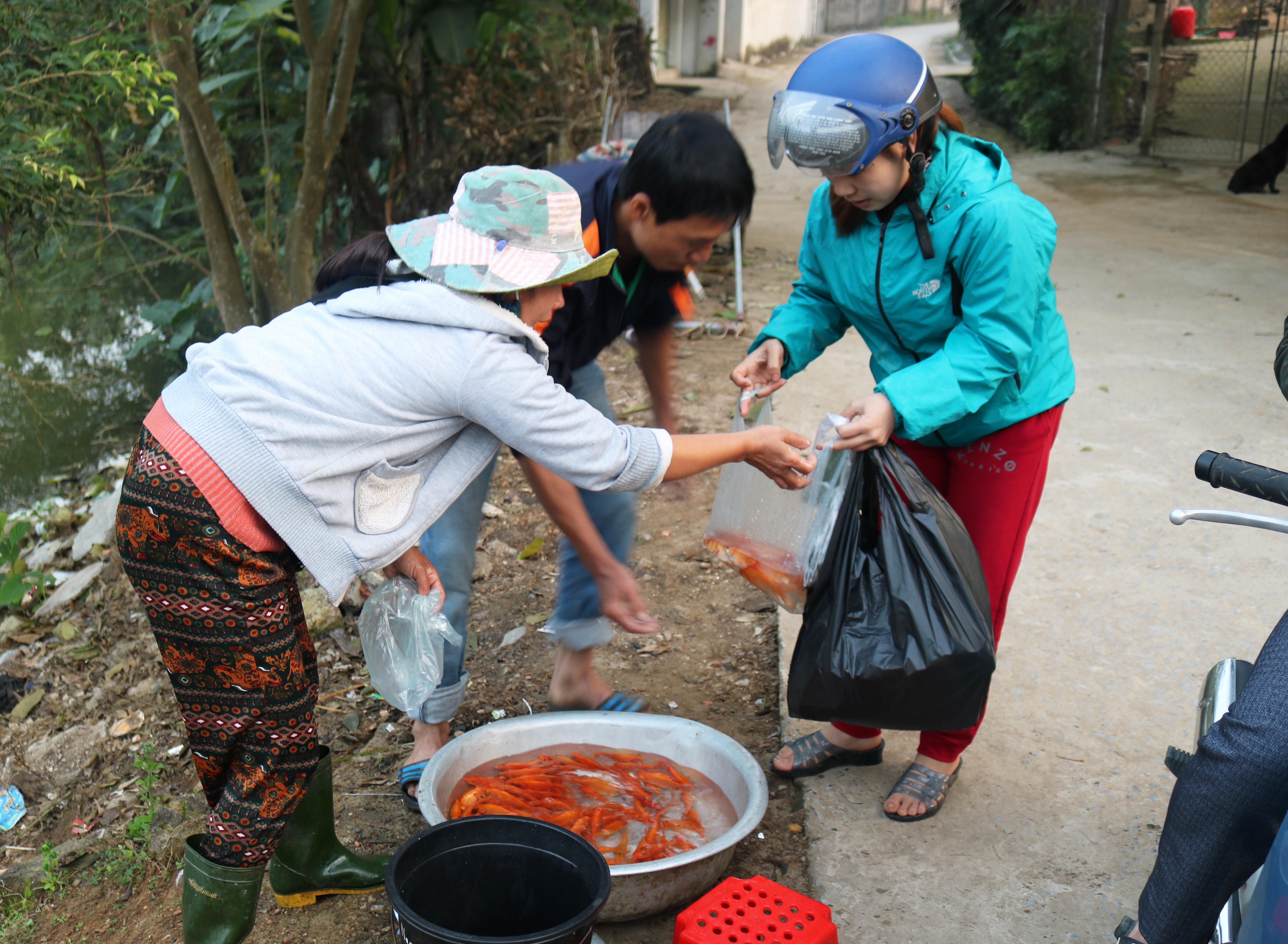 Trên đường quê, nhiều người dân đã đưa cá chép ra bán phục vụ người đi đường