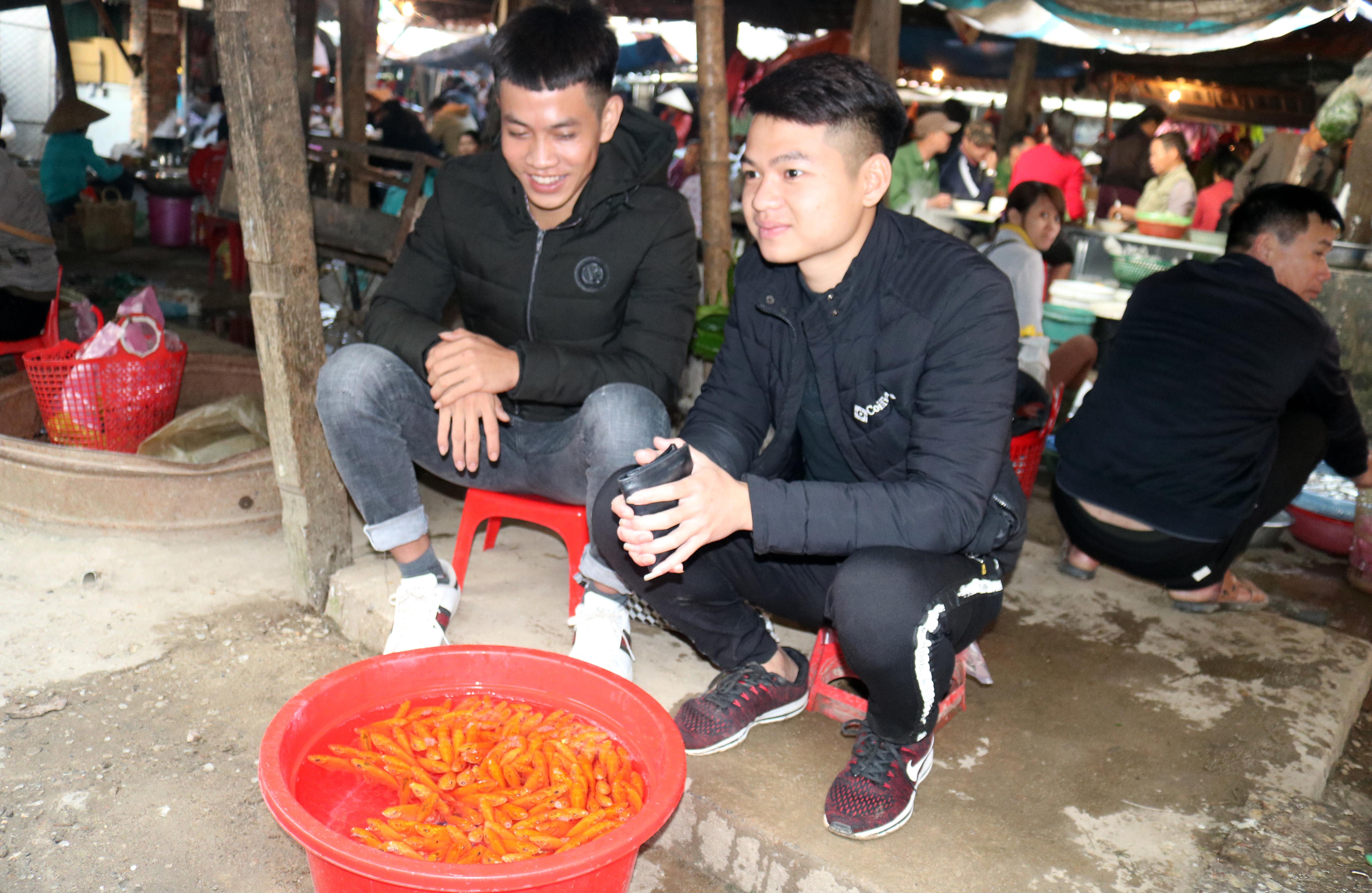 Một số thanh niên đi làm xa về quê ăn Tết, tranh thủ đi buôn cá chép vàng 