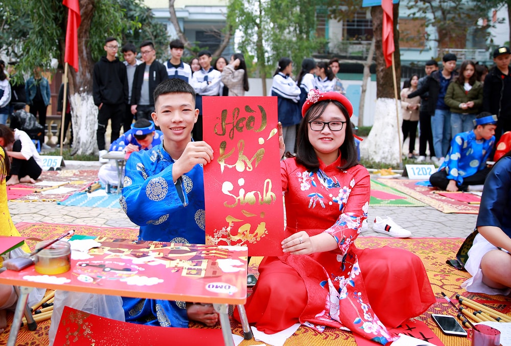 Phần thi viết thư pháp, các em học sinh được hóa thân trong những Ông Đồ, viết lên những câu đối, lời chúc đầy ý nghĩa nhân dịp Tết đến Xuân về.  Ảnh: Lâm Tùng