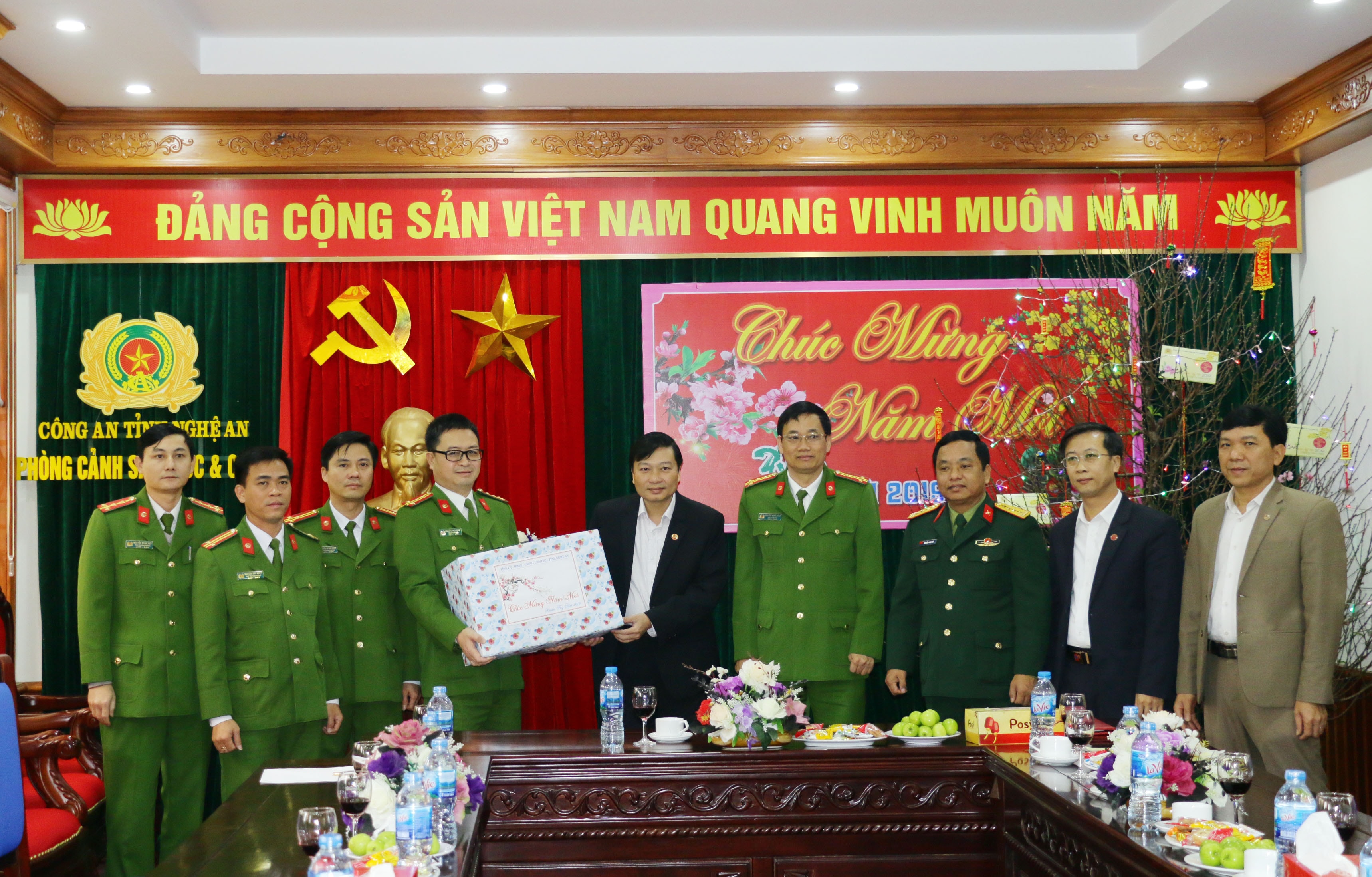 Đồng chí Lê Hồng Vinh - PCT UBND tỉnh và các thành viên trong đoàn chúc tết Phòng Cảnh sát PCCC. Ảnh: Mỹ Hà