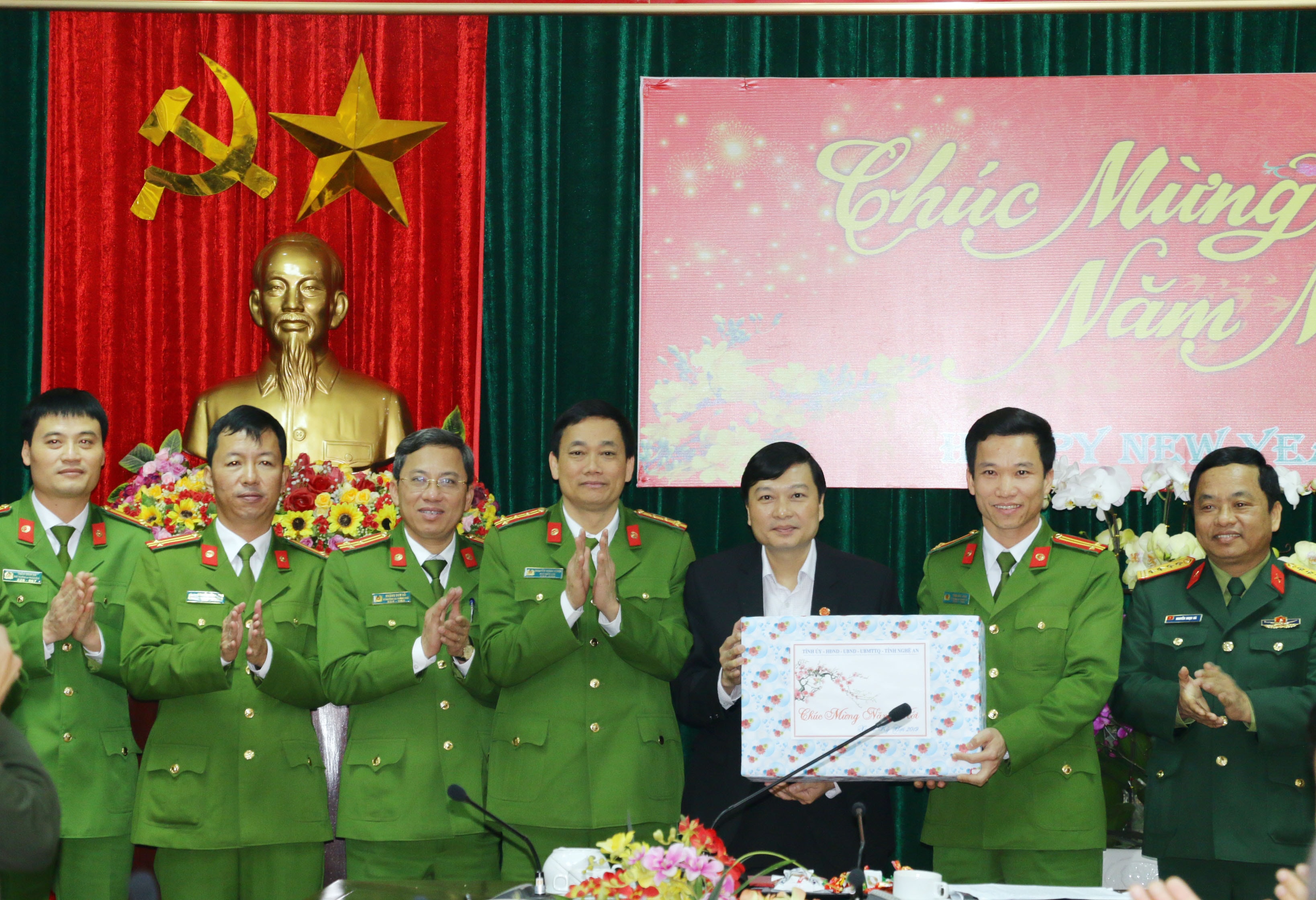 Thăm và chúc tết Công an Thành phố Vinh. Ảnh: Mỹ Hà