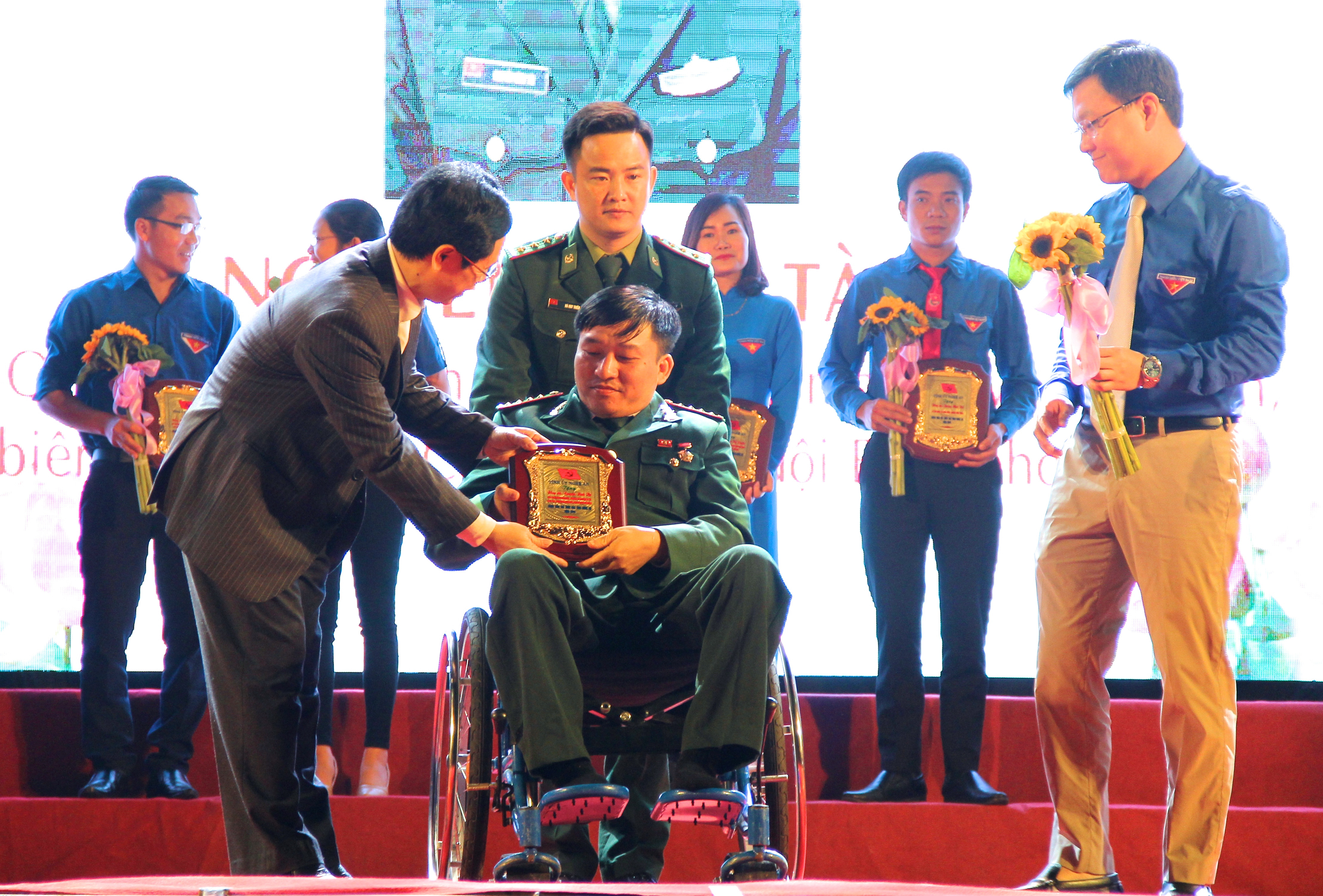 Phó Bí thư thường trực Tỉnh ủy Nguyễn Xuân Sơn tặng giấy chứng nhận đảng viên trẻ xuất sắc cho Đại úy Nguyễn Đình Tài. Ảnh: Mỹ Nga 
