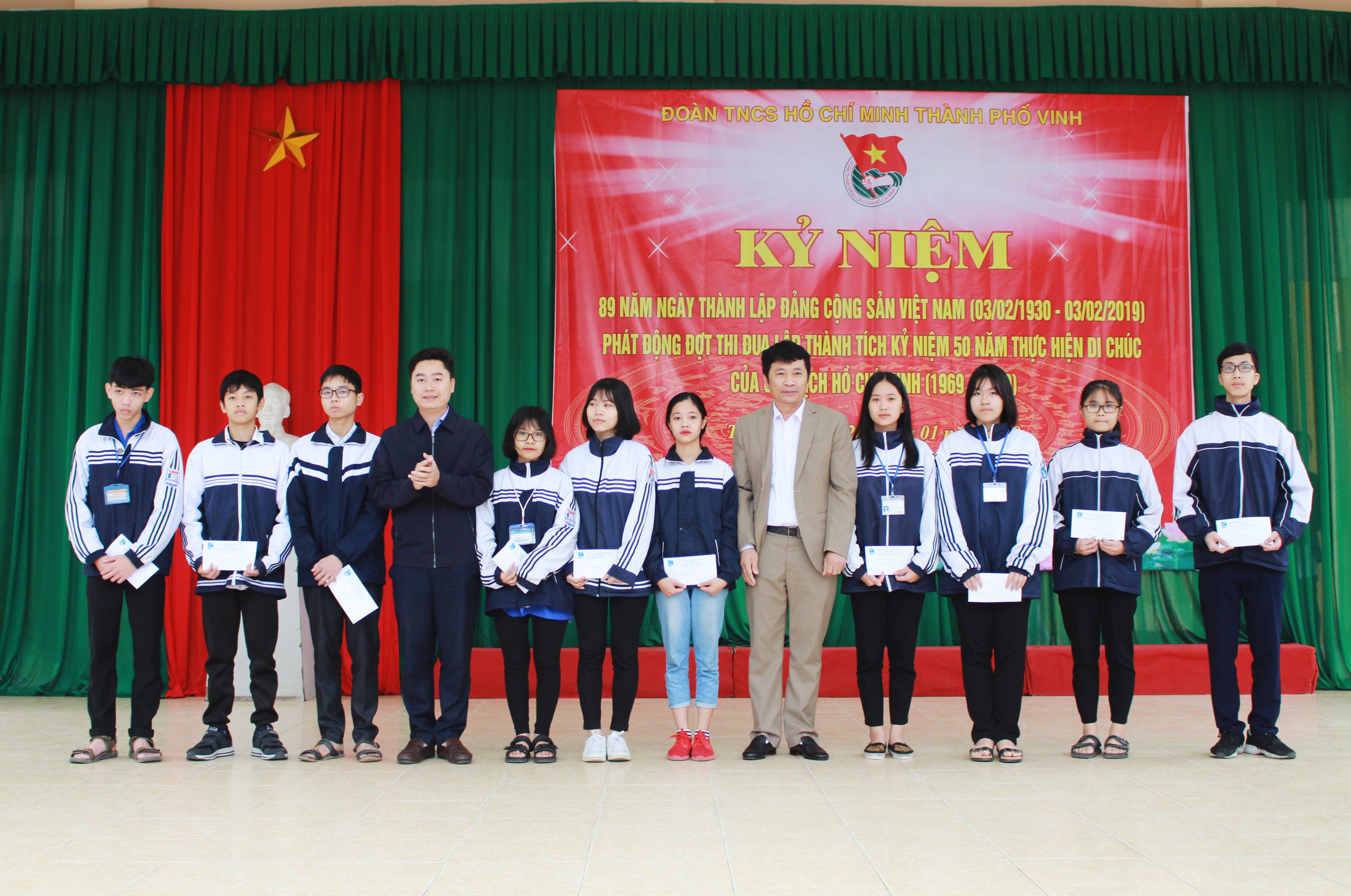 Dịp này, Ban Thường vụ Thành đoàn trao tặng 10 suất quà cho các em học sinh có hoàn cảnh khó khăn trên địa bàn thành phố. Ảnh: Phương Thúy