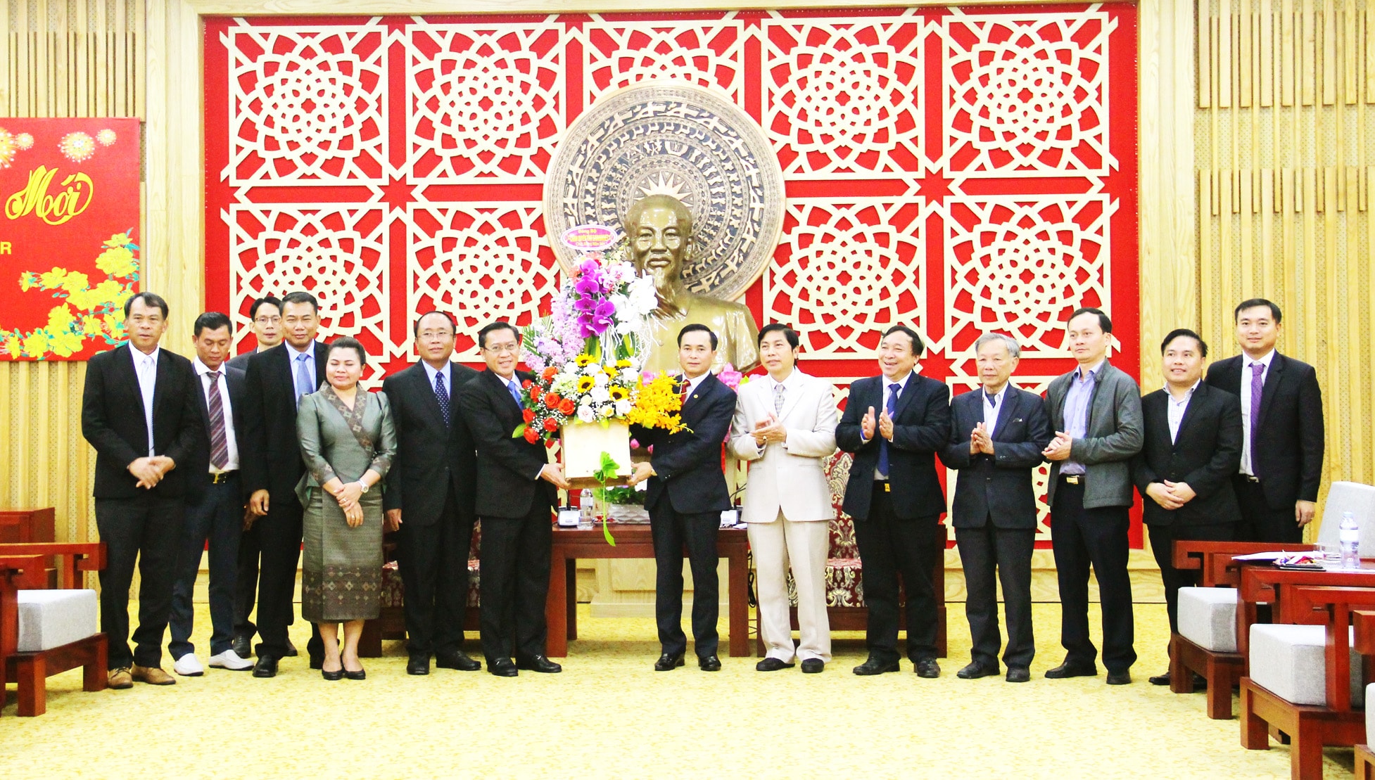 đoàn Lào chúc tết