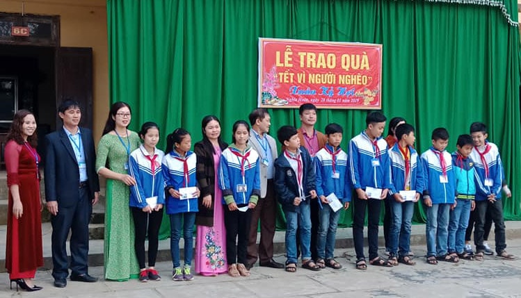 Trao hơn 40 suất quà tết cho học sinh nghèo xã Nghĩa Hoàn