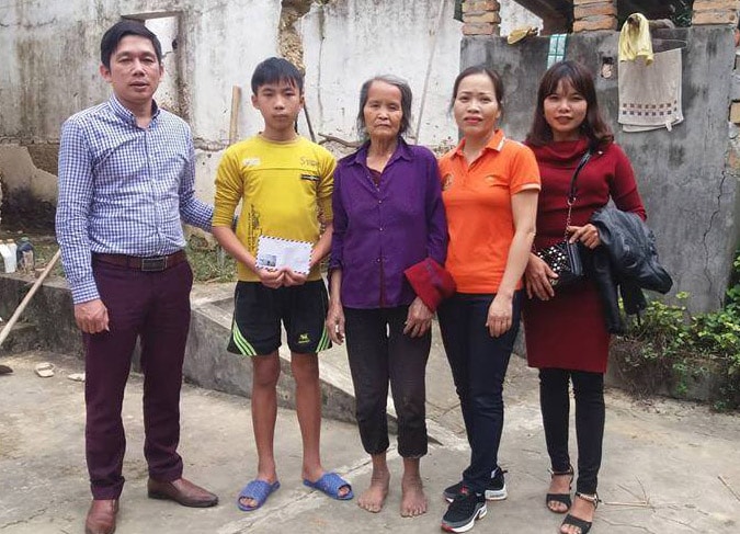 Trao quà cho học sinh nghèo vượt khó
