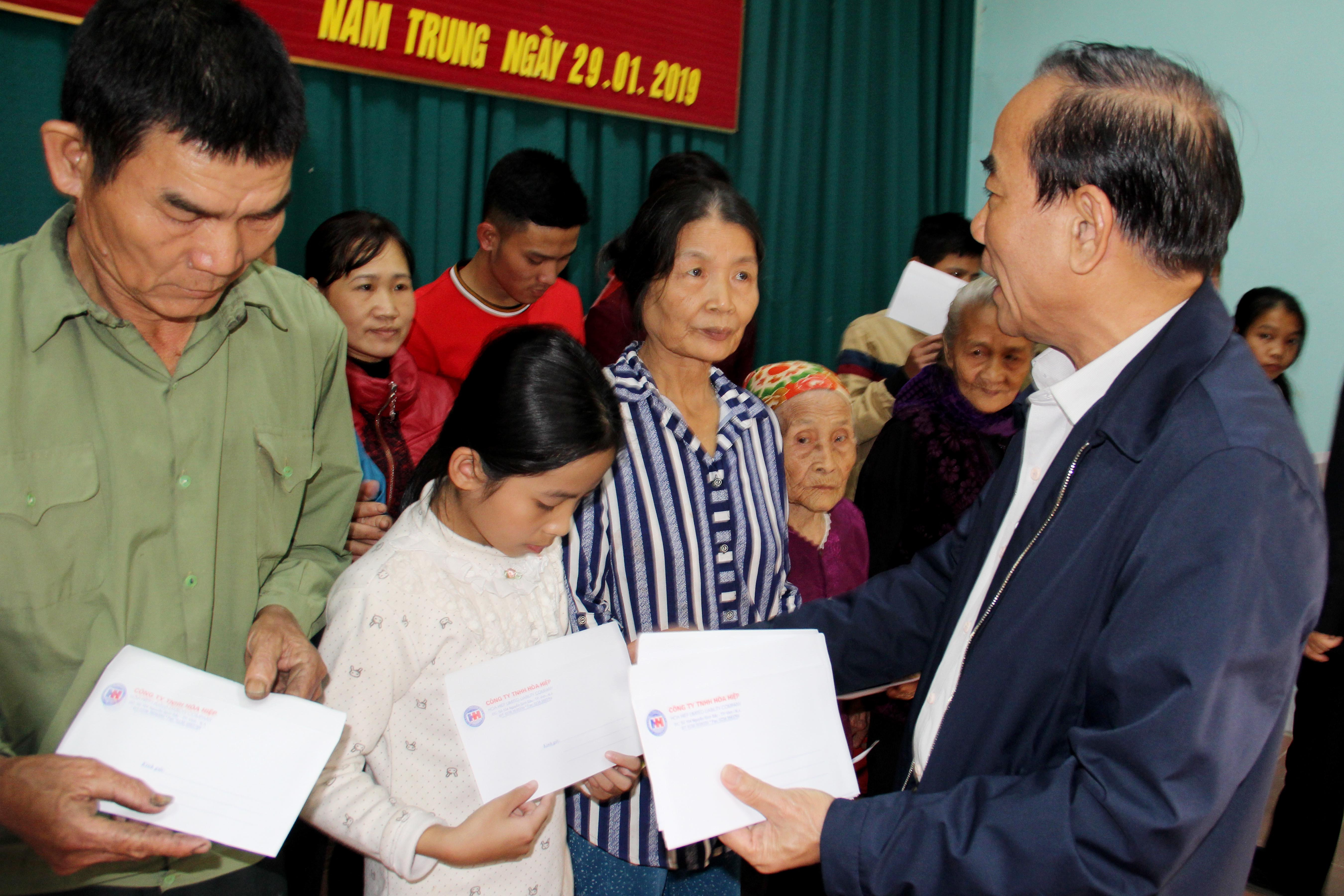 Trao quà tế cho người dân Nam Đàn.