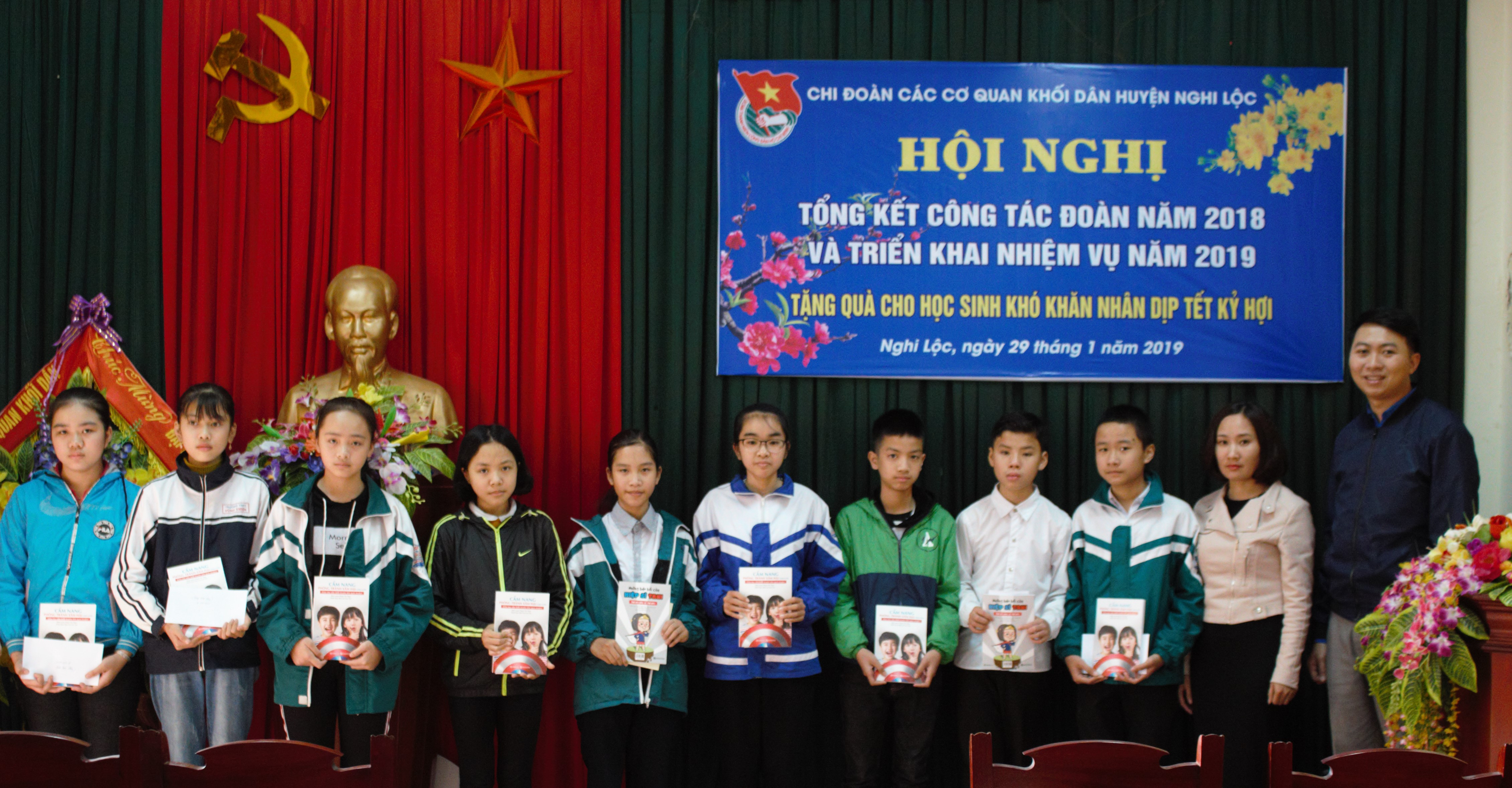 Trao quà cho học sinh ở Nghi Lộc