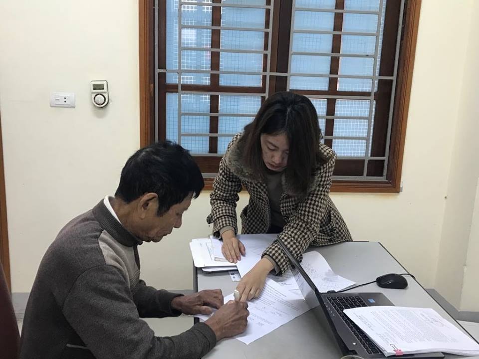 Cán bộ xã Nghi Đức hướng dẫn công dân làm hồ sơ CGCN QSD đất. Ảnh: Gia Huy
