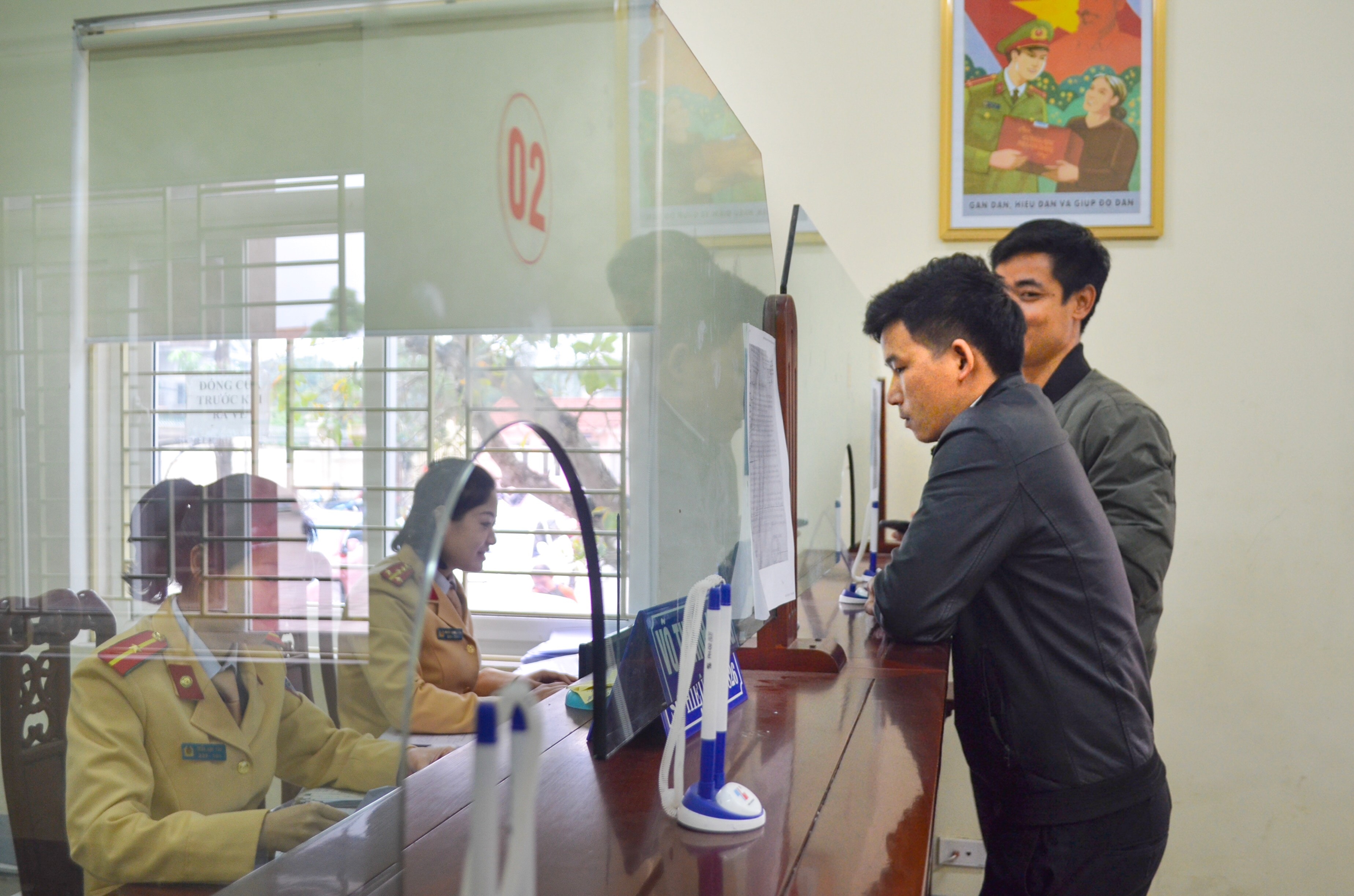 Người vi phạm làm thủ tục nộp phạt tại phòng CSGT đường bộ- đường sắt ( Công an tỉnh). Ảnh: Đặng Cường