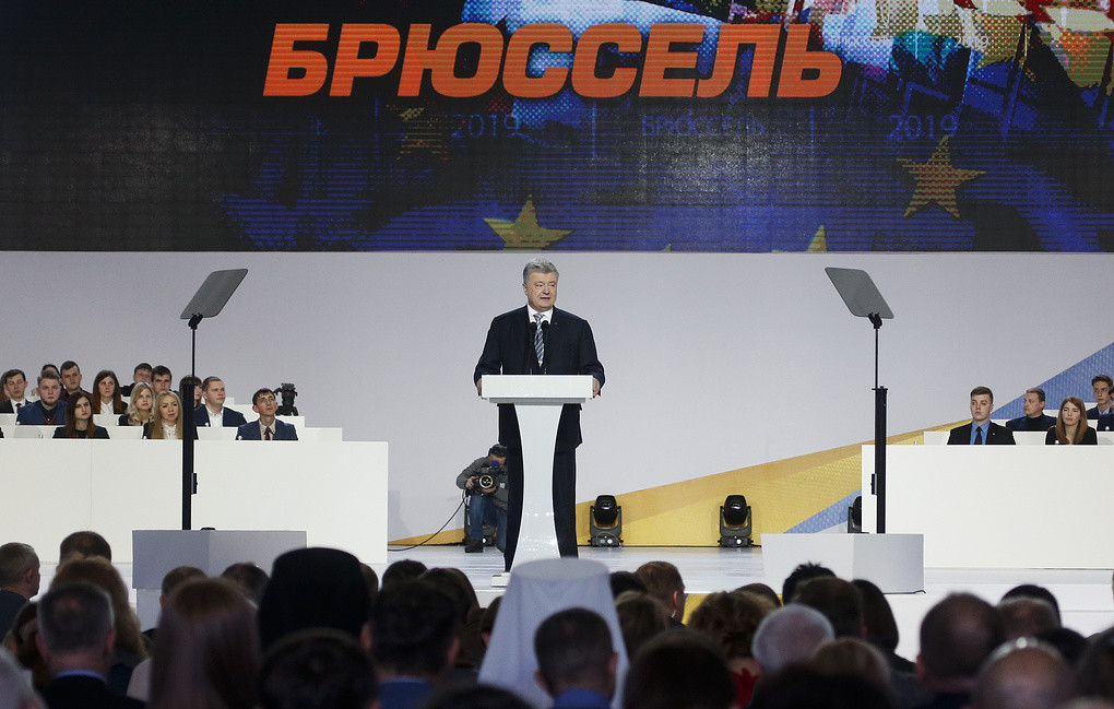 Tổng thống Ukraine Poroshenko phát biểu tại diễn đàn. Ảnh: AP 