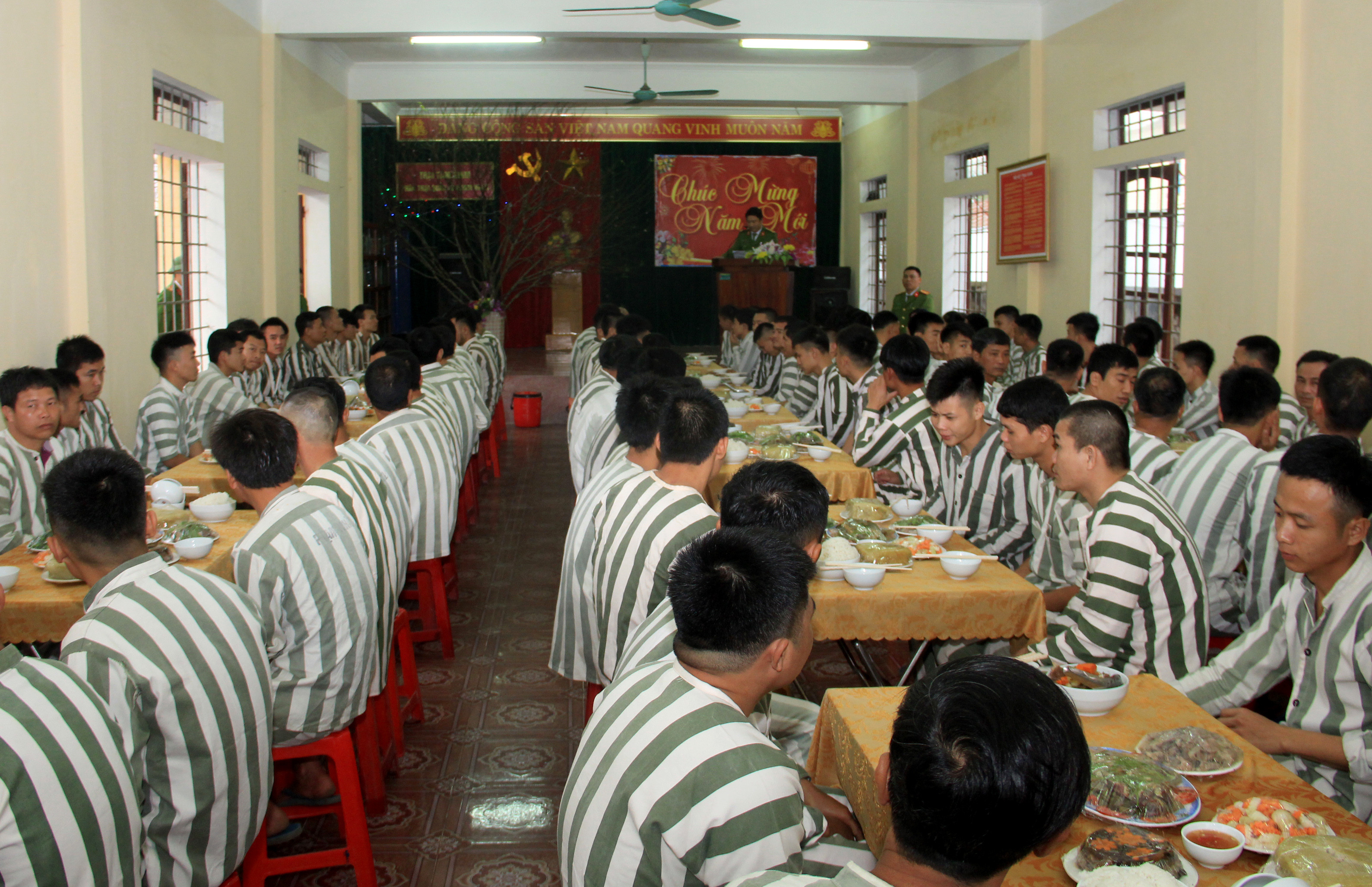 Đã thành thông lệ, cứ vào khoảng 24 tháng Chạp hàng năm, Trại tạm giam Công an tỉnh Nghệ An lại tổ chức bữa cơm tất niên sớm dành cho phạm nhân đang thi hành án tại đây. Ảnh: Phạm Bằng