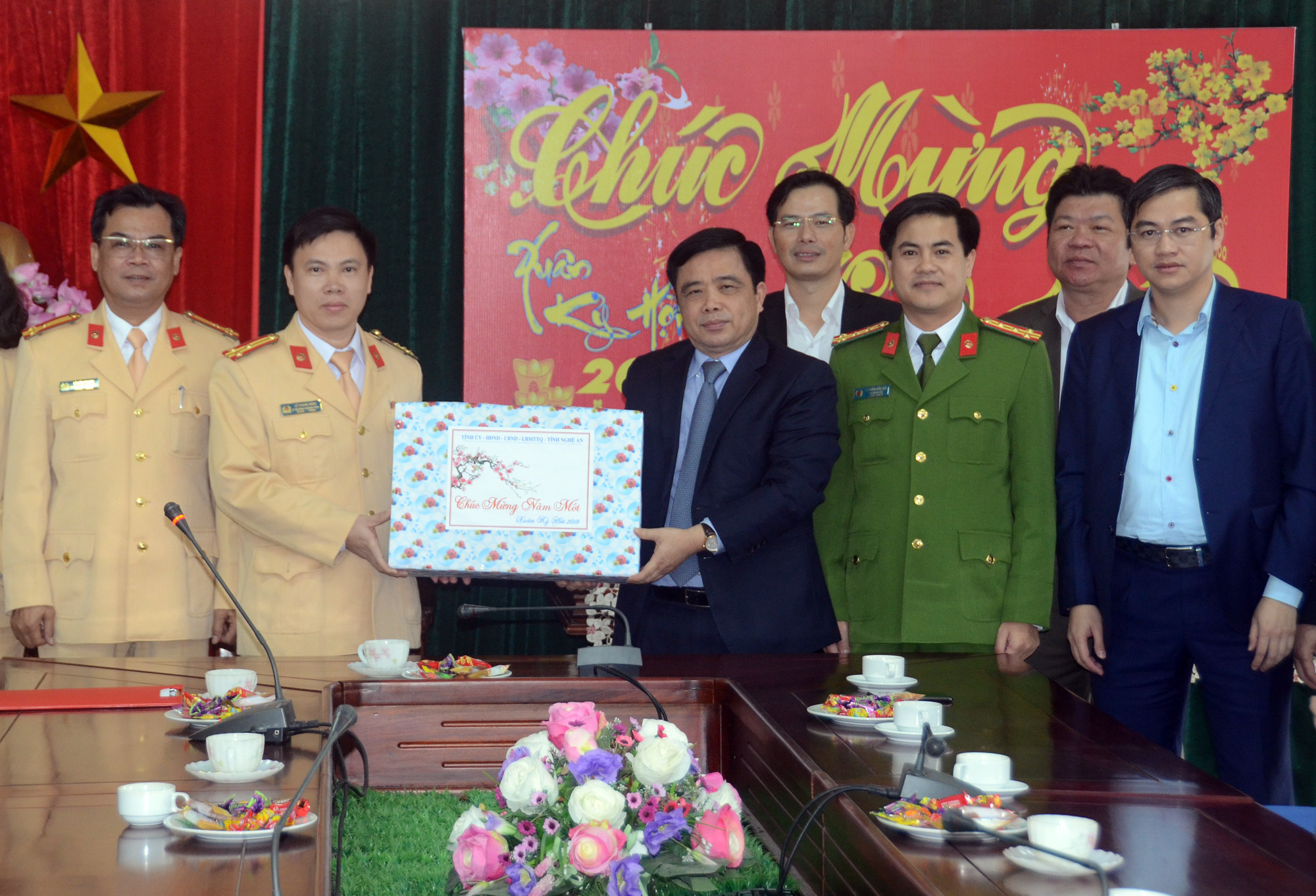Đồng chí Huỳnh Thanh Điền thăm, tặng cùa Tết của tỉnh cho Phòng Cảnh sát Giao thông. Ảnh: Thành Chung