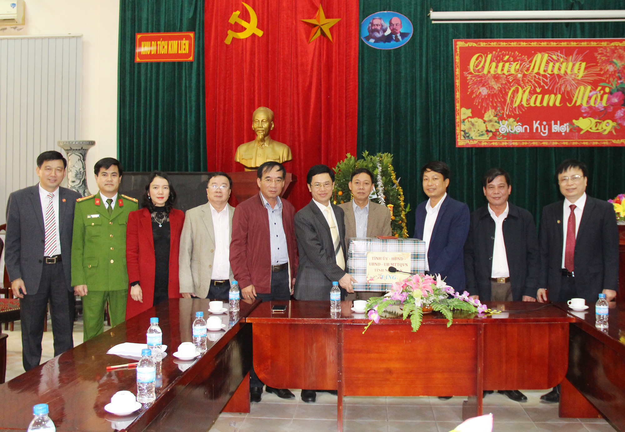 Đồng chí Nguyễn Xuân Sơn tặng quà chúc mừng năm mới cán bộ, viên chức, người lao động Khu Di tích Kim Liên. Ảnh: Mai Hoa