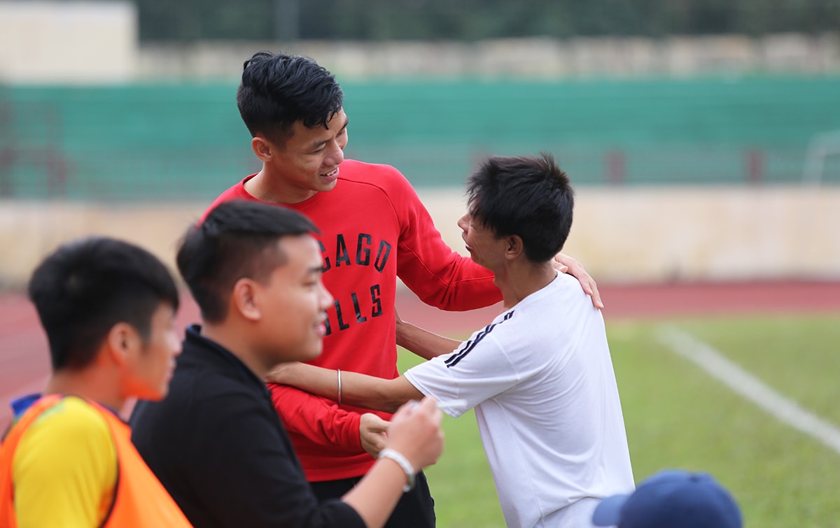 Quế Ngọc Hải nhận được sự chào đón của một cổ động viên đặc biệt tại sân Vinh. Ảnh: Trung Kiên