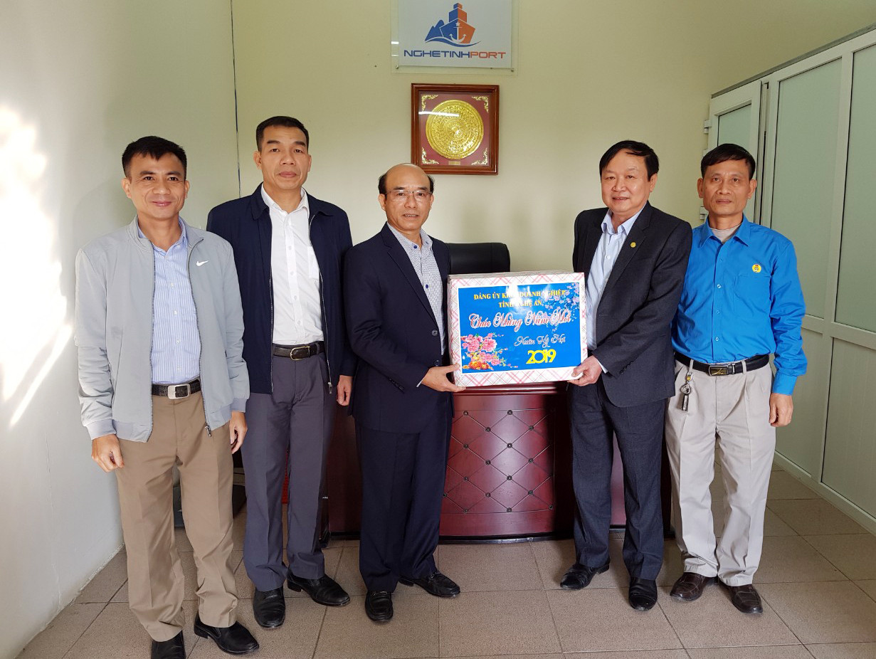 Đồng chí Thái Khắc Thư – TUV, Bí thư Đảng ủy Khối tặng quà Tết tại Cảng Nghệ Tĩnh