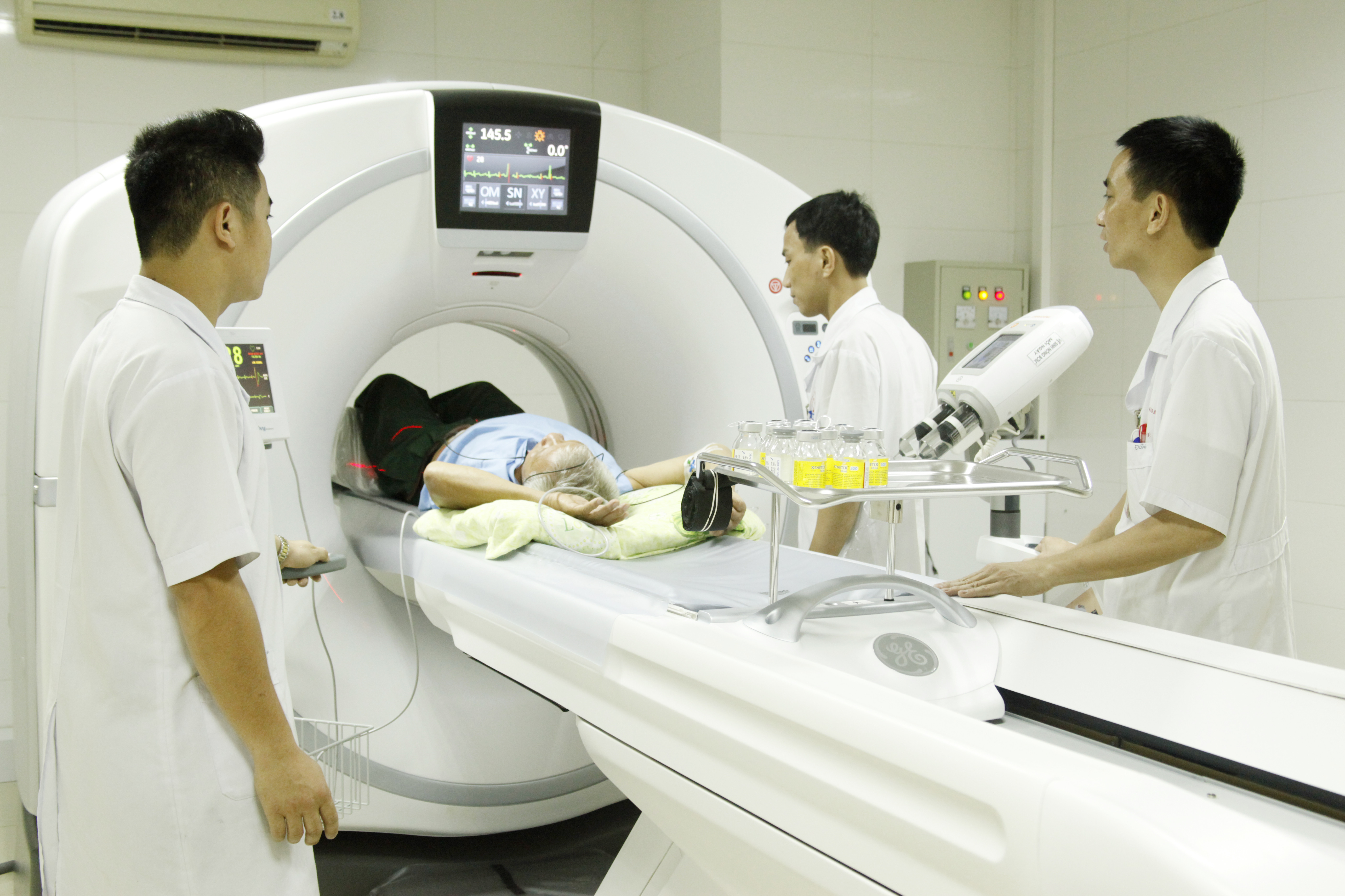 Bệnh viện đầu tư trang thiết bị hiện đại (như Máy chụp CT 128 lát) nhằm nâng cao hiệu quả điều trị. Ảnh: P.V