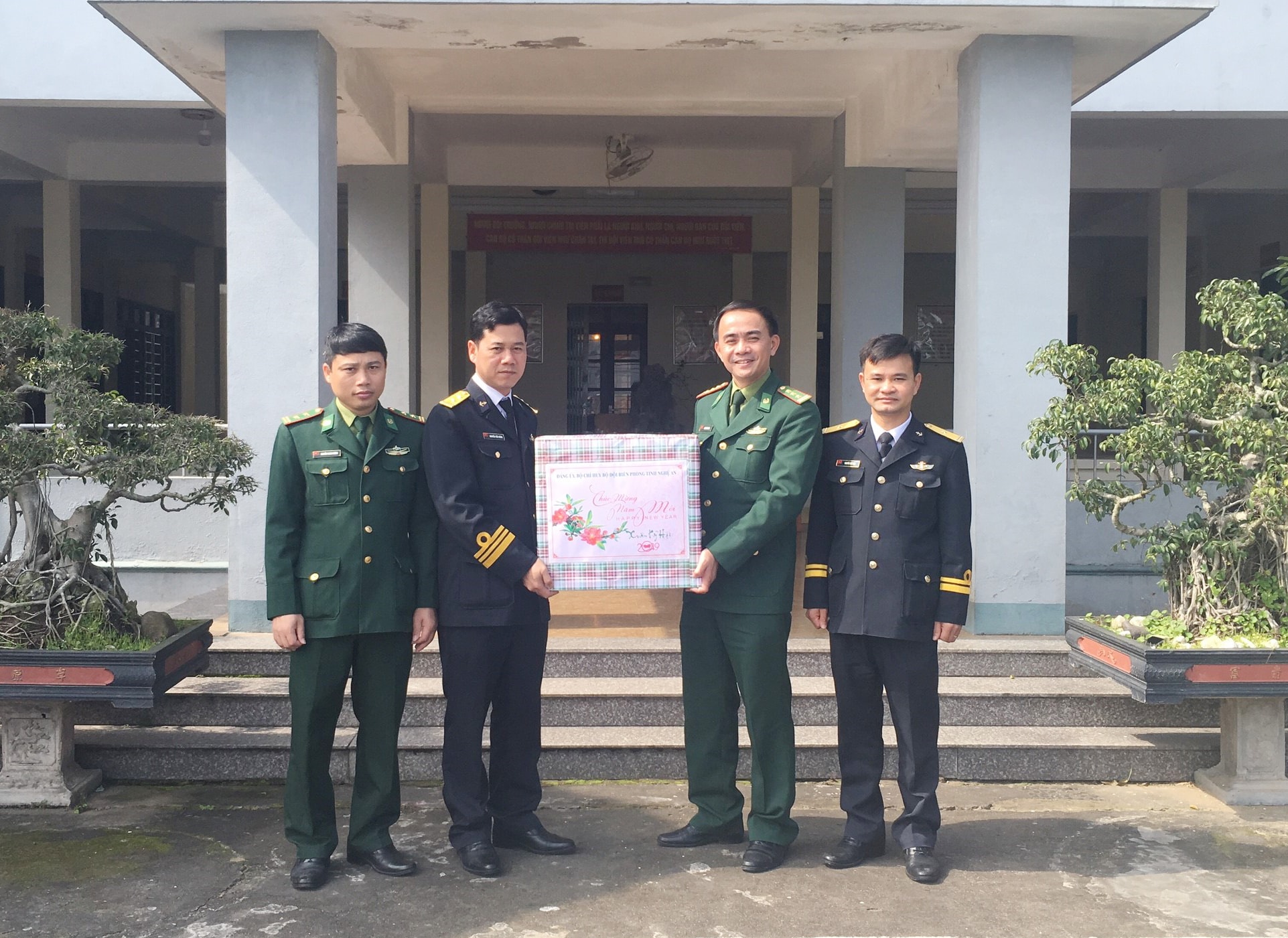 Bộ Chỉ huy BĐBP Nghệ An chúc Tết Hải đội 137 (Bộ Tư lệnh Hải quân Vùng 1). Ảnh: Phương Linh